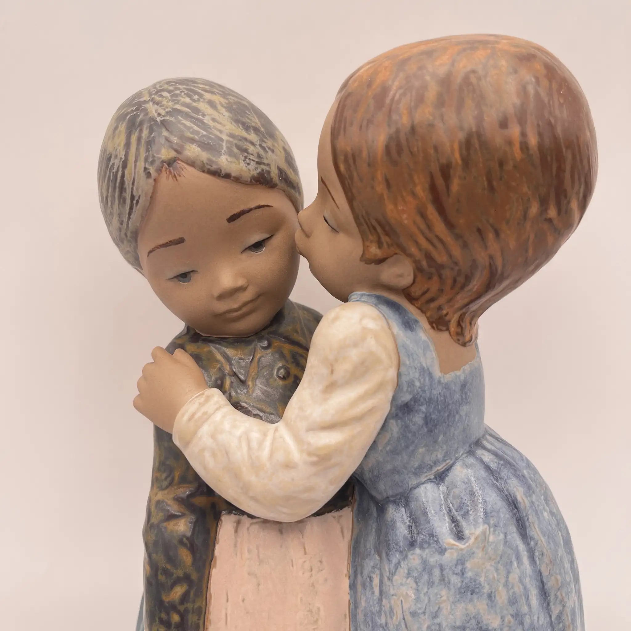【复古】作品/ LLADRO（利雅多罗）/小吻(Little Kiss) / 1978年~ 1985年/波塞林/西班牙/ 抛光，柔和的色彩，手工瓷器