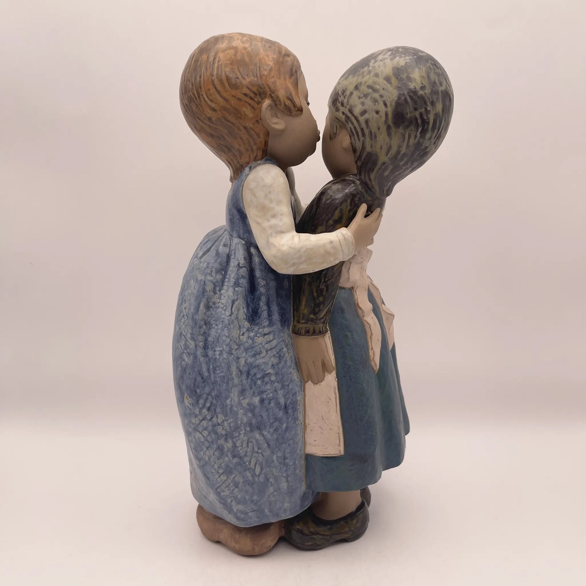 【复古】作品/ LLADRO（利雅多罗）/小吻(Little Kiss) / 1978年~ 1985年/波塞林/西班牙/ 抛光，柔和的色彩，手工瓷器