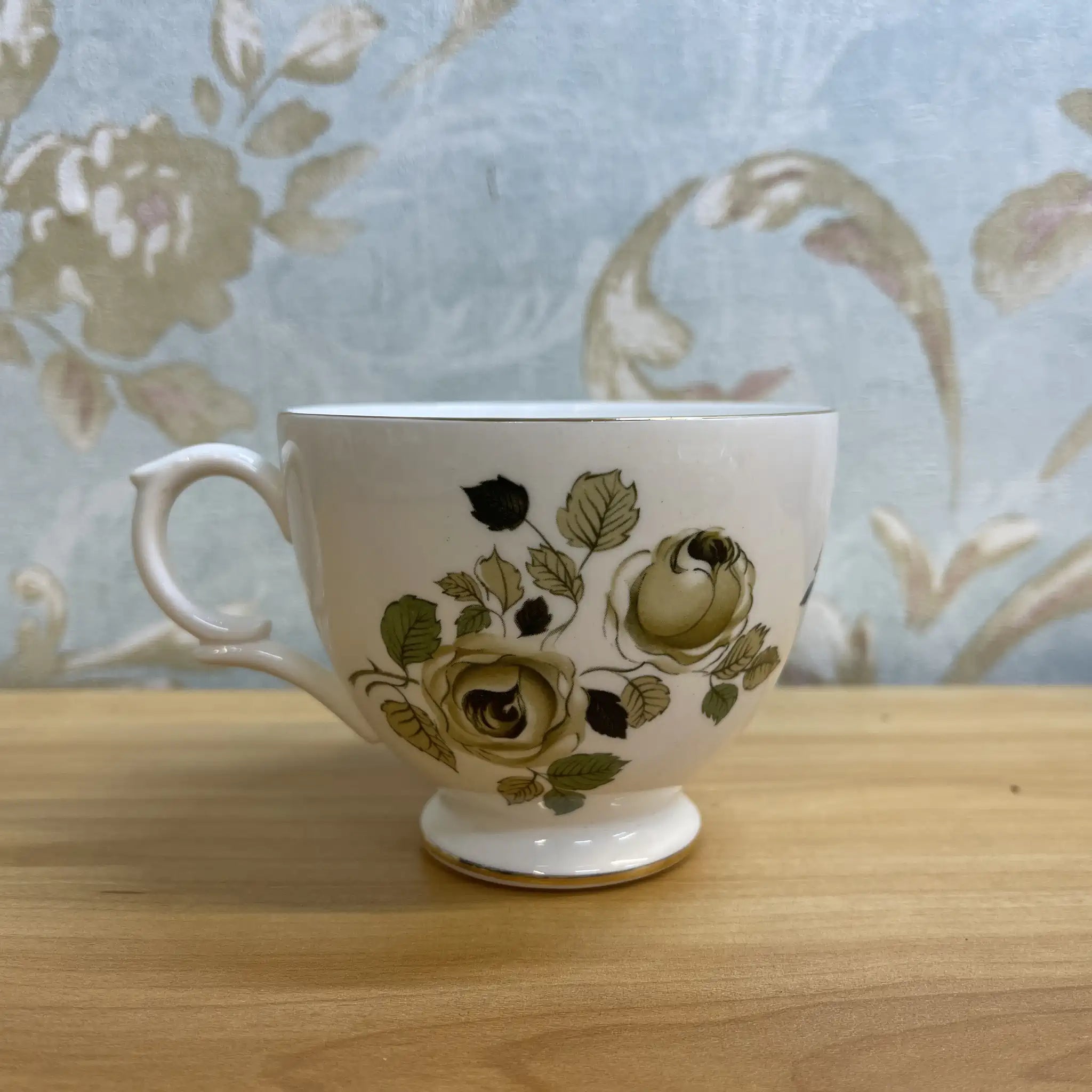 [Antique] Trio (C&S + dessert plate) + dessert plate