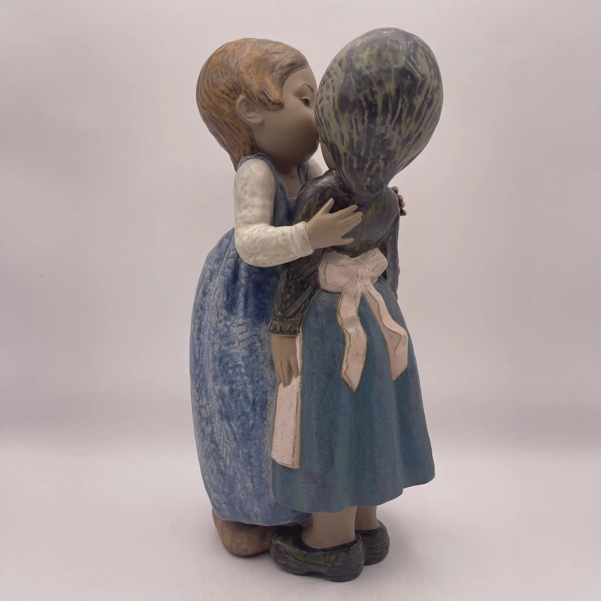【复古】作品/ LLADRO（利雅多罗）/小吻(Little Kiss) / 1978年~ 1985年/波塞林/西班牙/ 抛光，柔和的色彩，手工瓷器