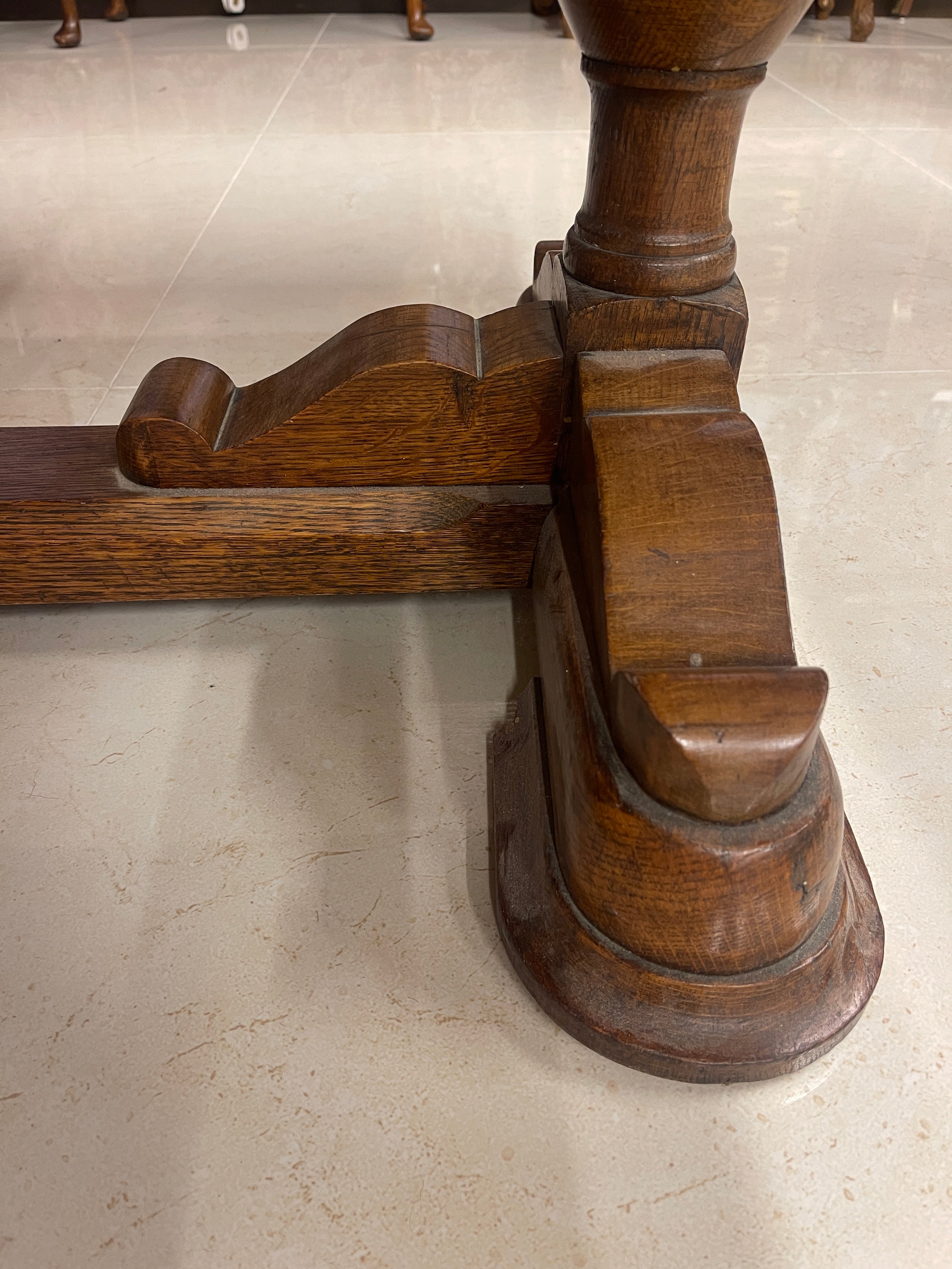 Antique draw-leaf table / Early 20th century (presumably) / Oak / British / Bourboise legs