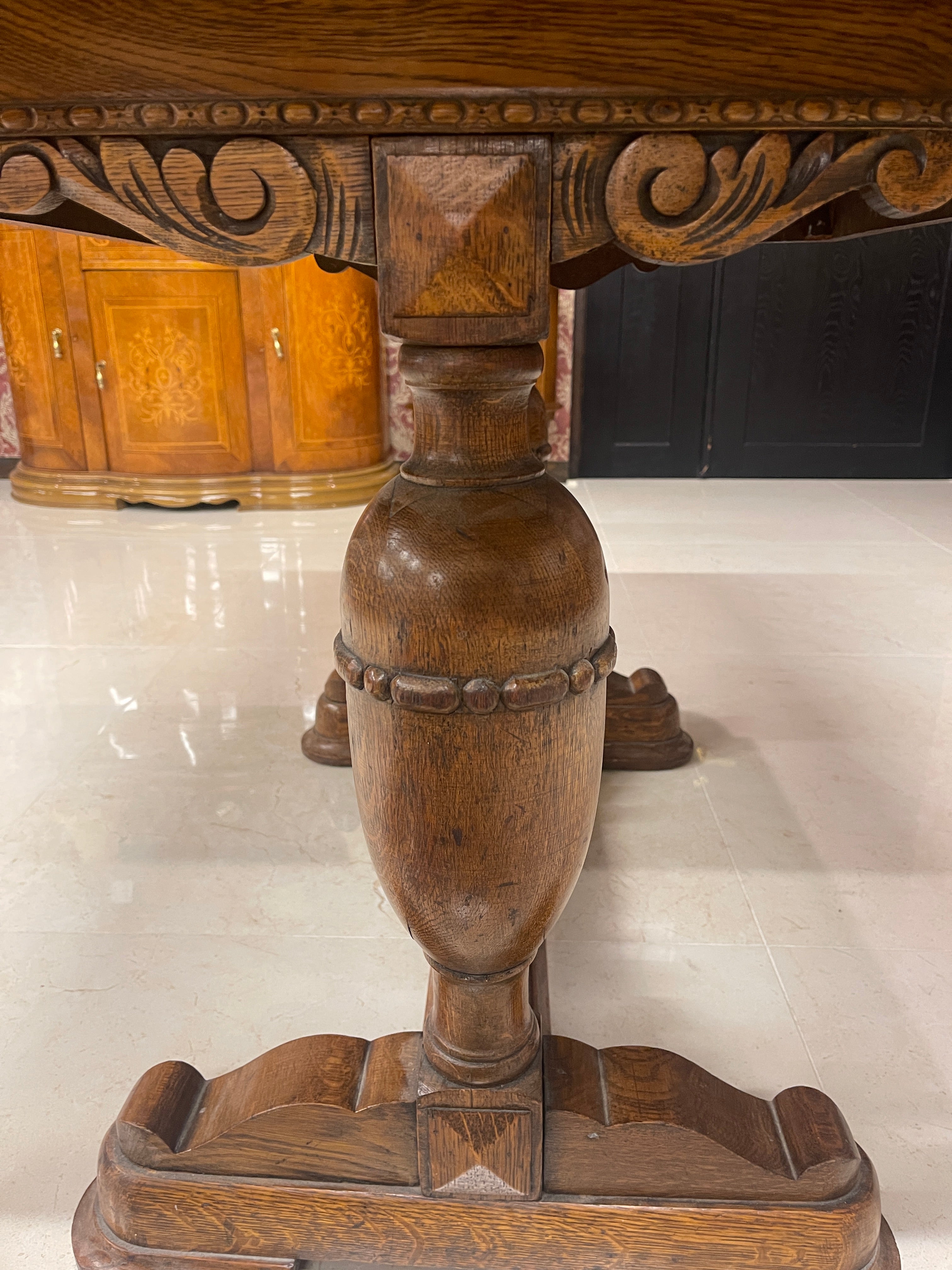 Antique draw-leaf table / Early 20th century (presumably) / Oak / British / Bourboise legs