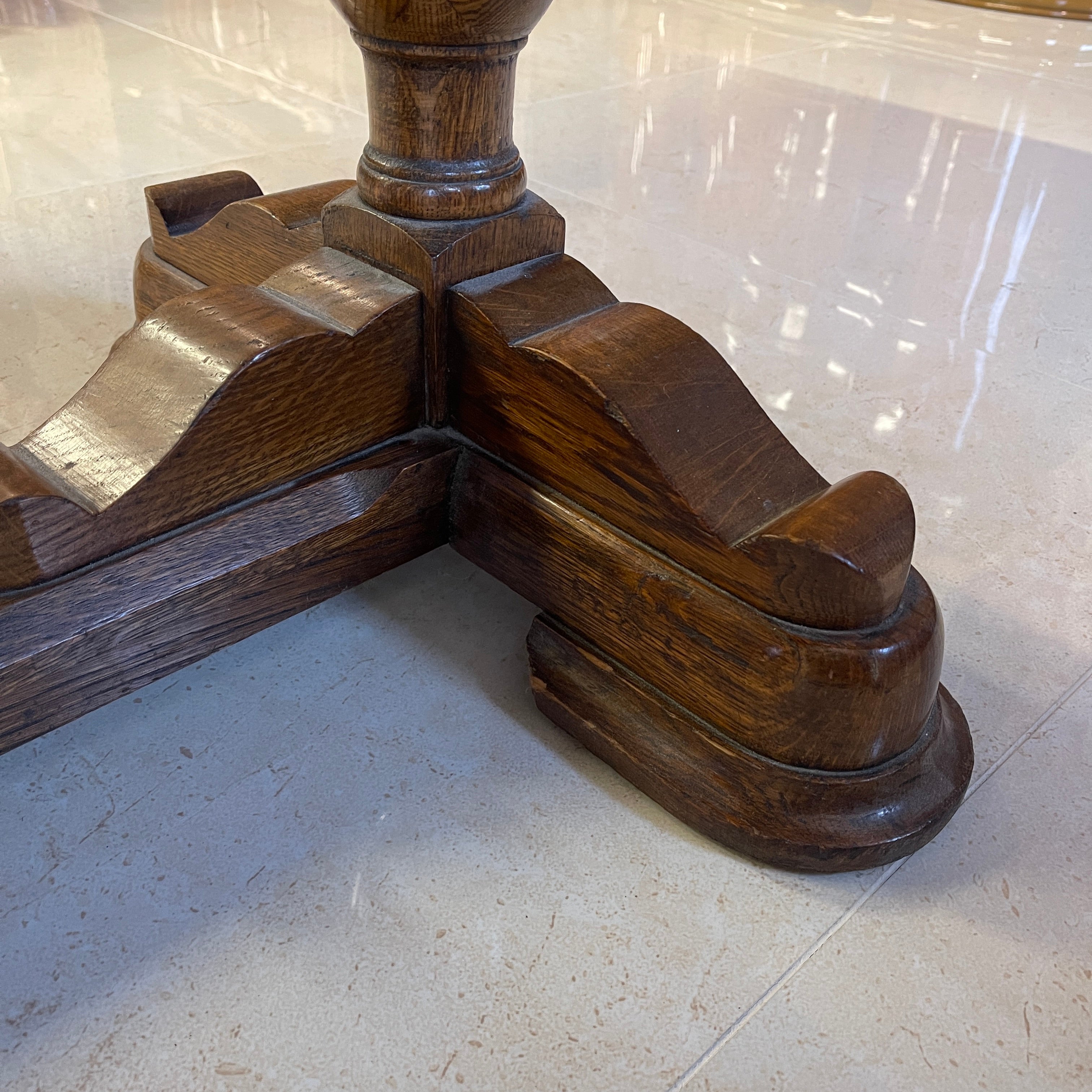 Antique draw-leaf table / Early 20th century (presumably) / Oak / British / Bourboise legs