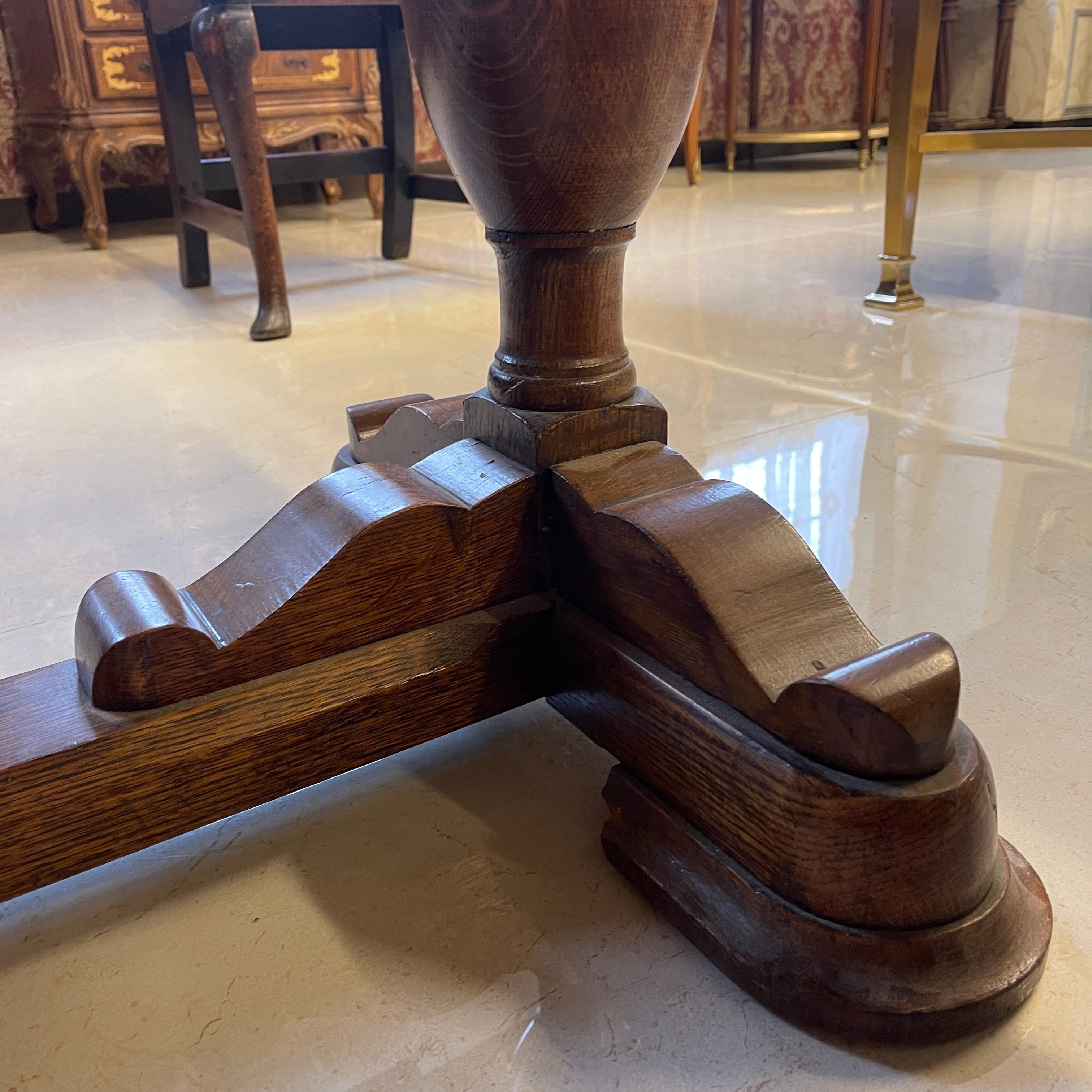 Antique draw-leaf table / Early 20th century (presumably) / Oak / British / Bourboise legs