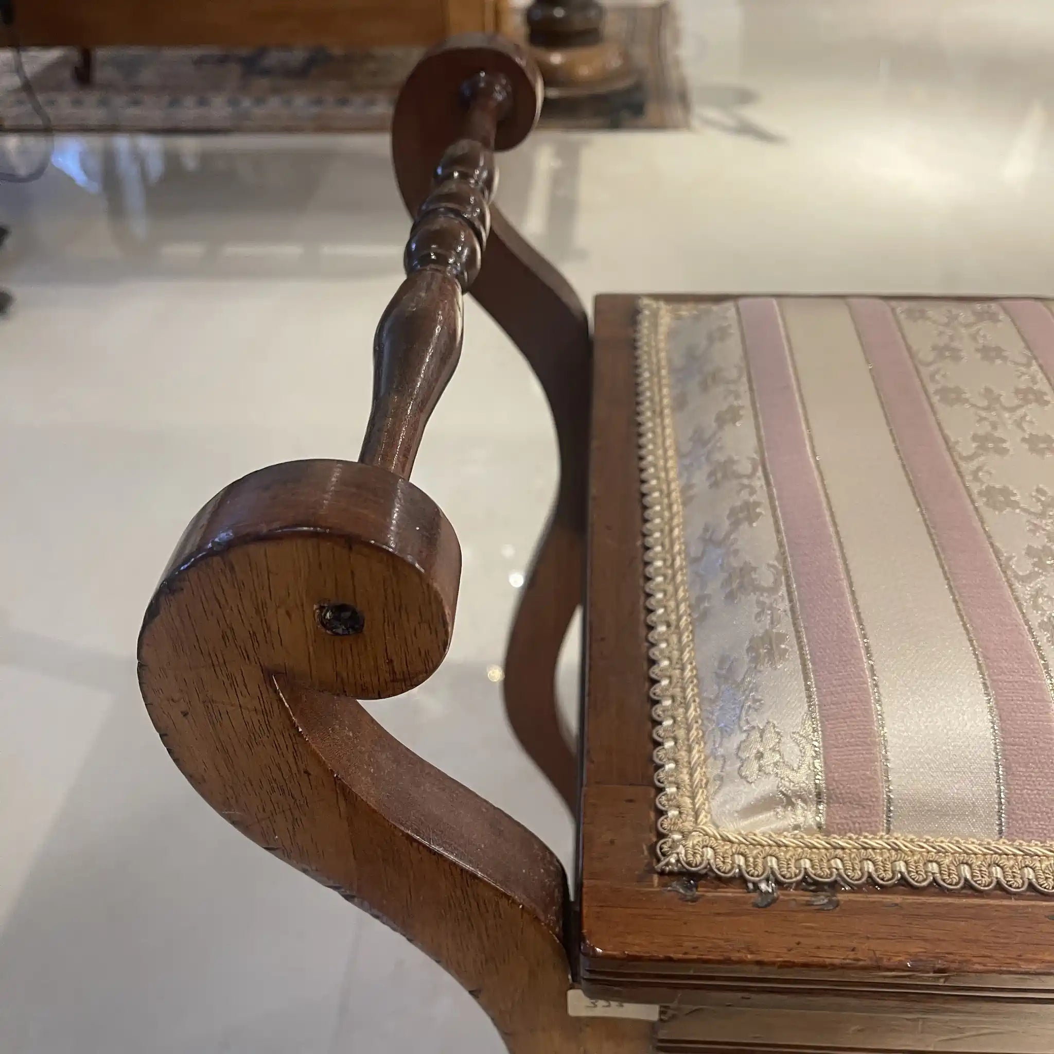 【アンティーク】 アンティーク ピアノスツール / 
 / 20世紀初頭 / ウォールナット材 / イギリス / 座面張替え済み