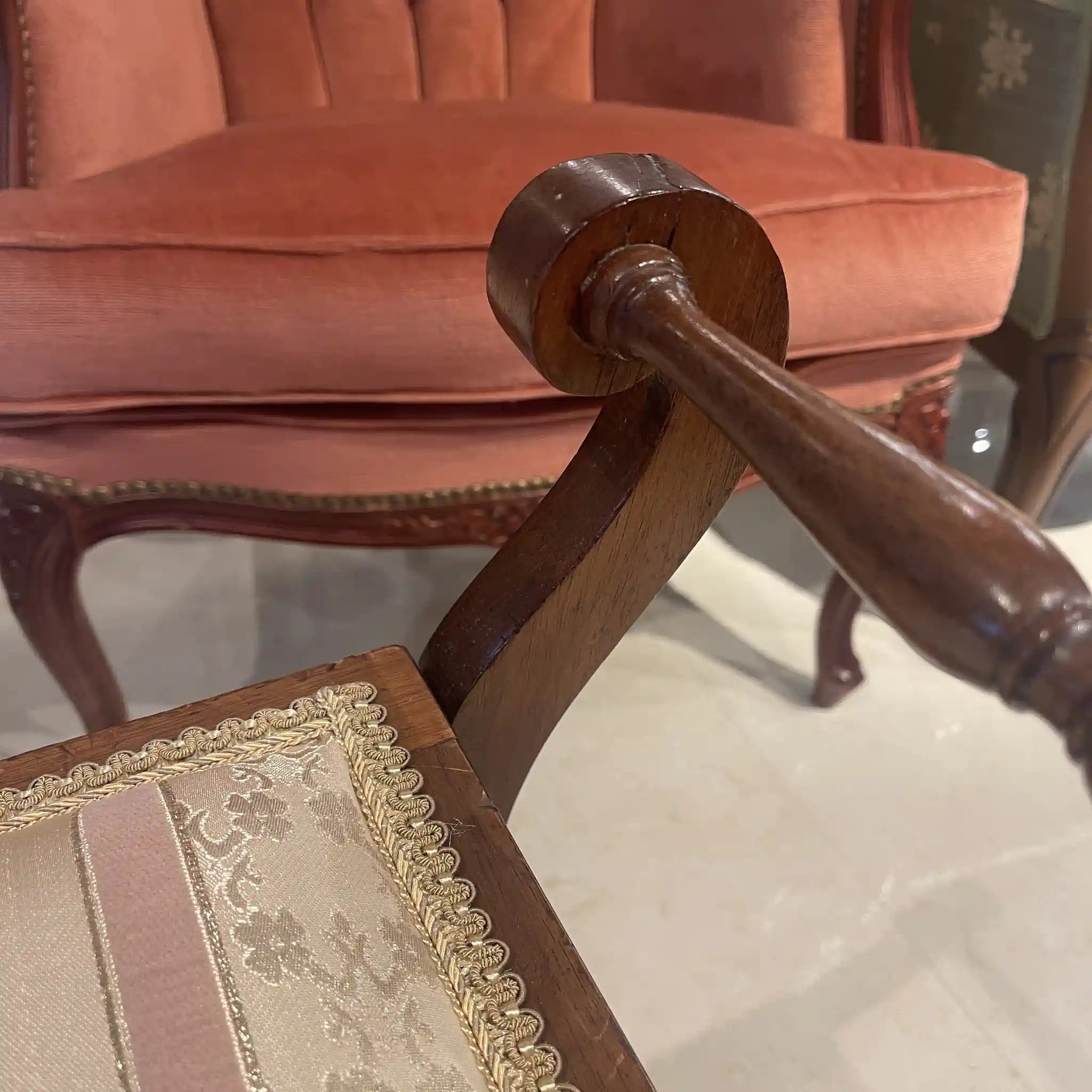 【アンティーク】 アンティーク ピアノスツール / 
 / 20世紀初頭 / ウォールナット材 / イギリス / 座面張替え済み