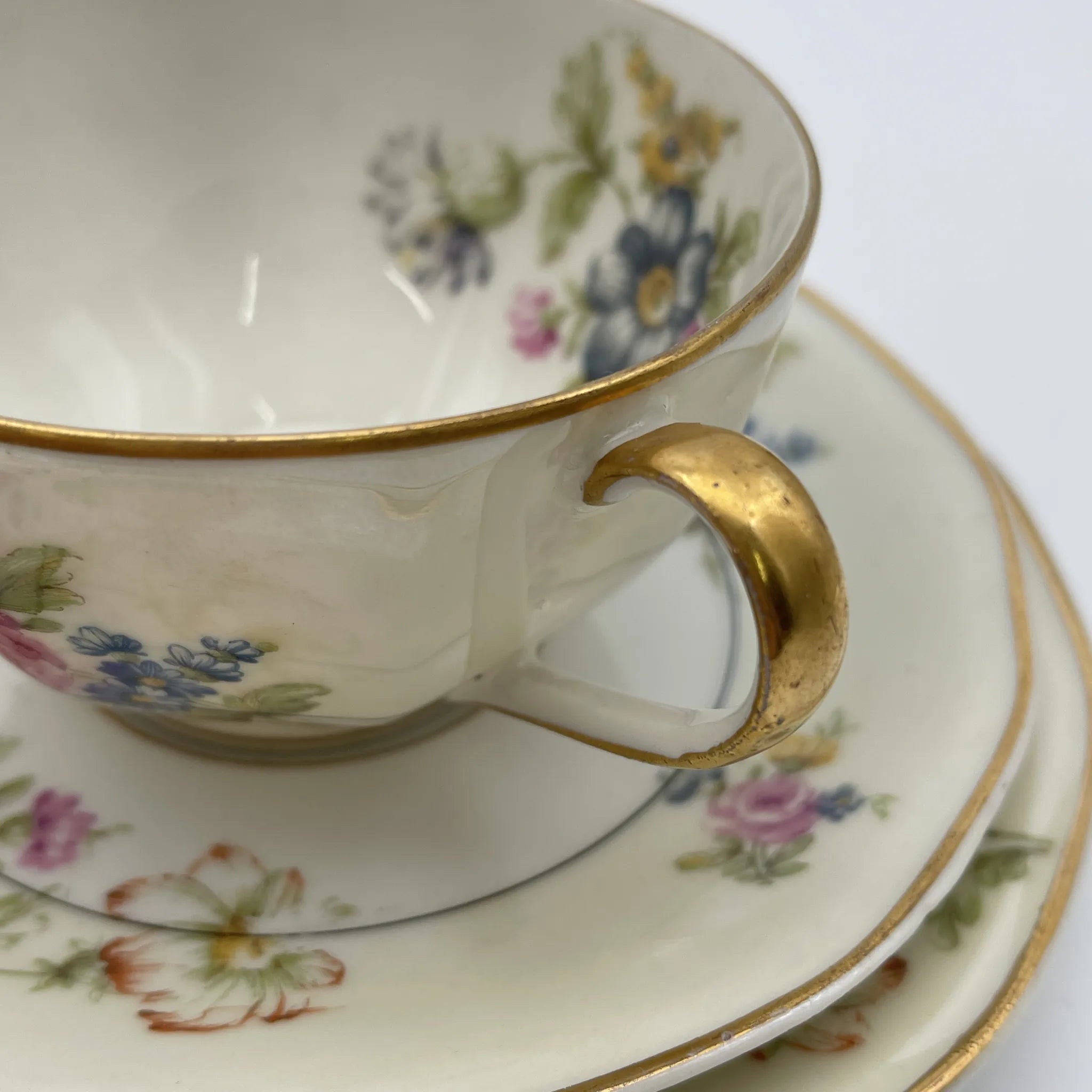 [Antique] Trio 2P / Theodore Haviland / Nosegay / Estimated early middle 20C / Porcelain / France / Bouquet, gold color