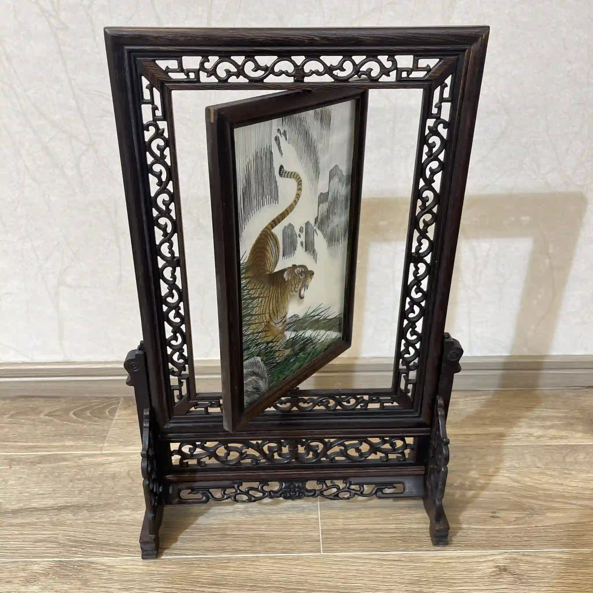 [Art/Decorations] Suzhou embroidery (double-sided embroidery) / Estimated late 20C / Silk / China / Tiger, openwork