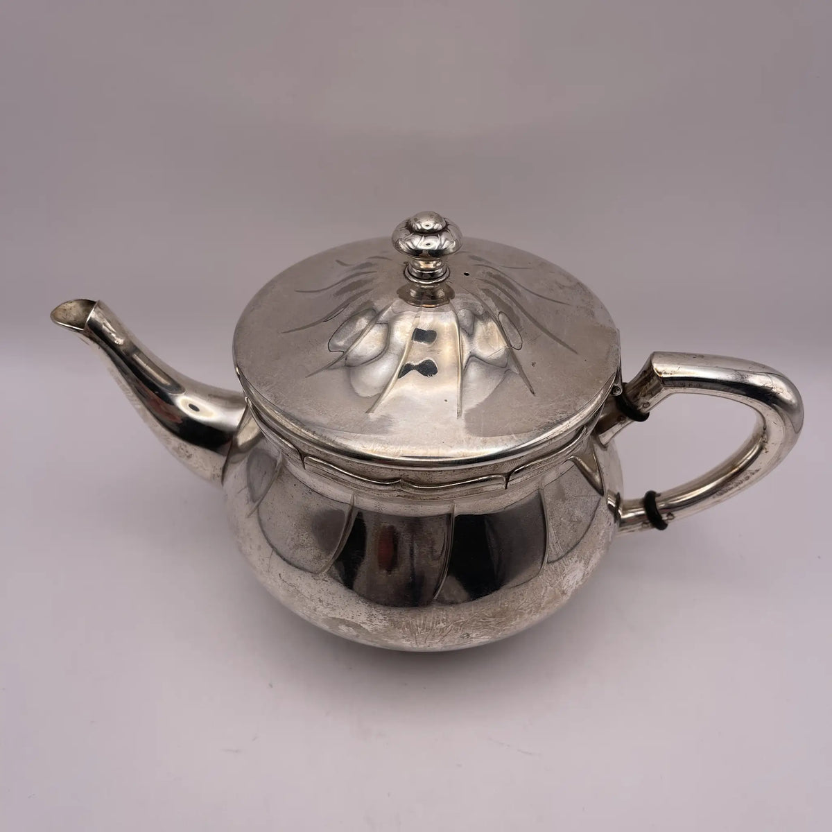 Henry Stratford Ltd / Teapot / Around 1910 / Silver plated / England / Britannia metal, scalloped edge / [Vintage]