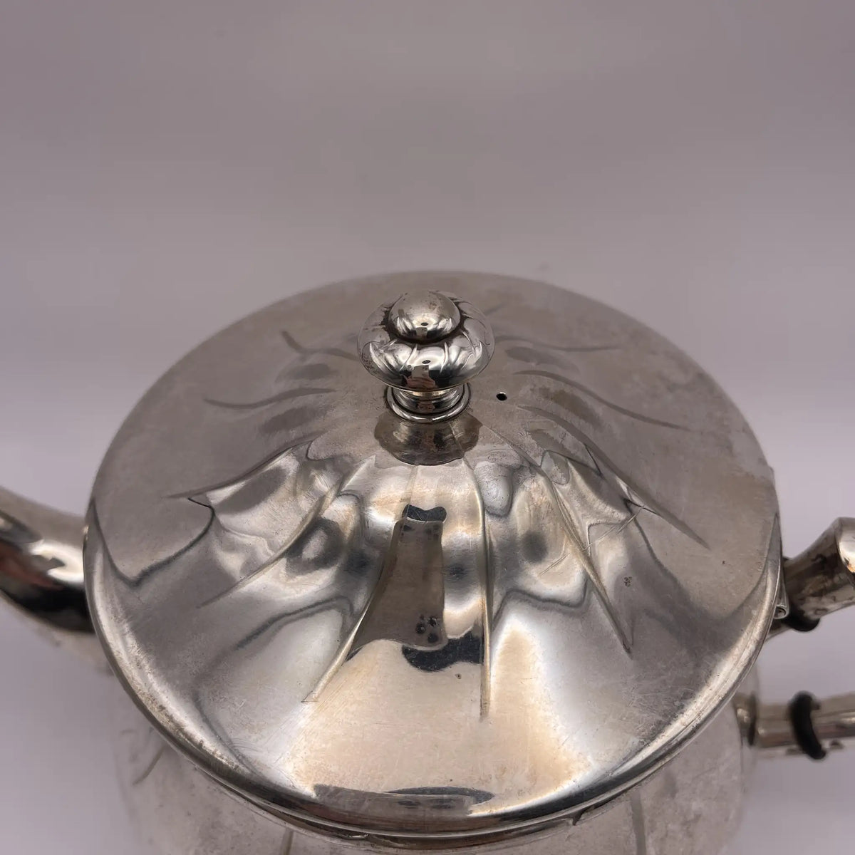 Henry Stratford Ltd / Teapot / Around 1910 / Silver plated / England / Britannia metal, scalloped edge / [Vintage]