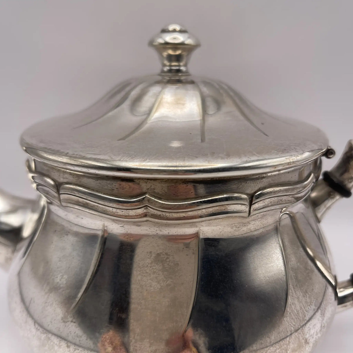 Henry Stratford Ltd / Teapot / Around 1910 / Silver plated / England / Britannia metal, scalloped edge / [Vintage]
