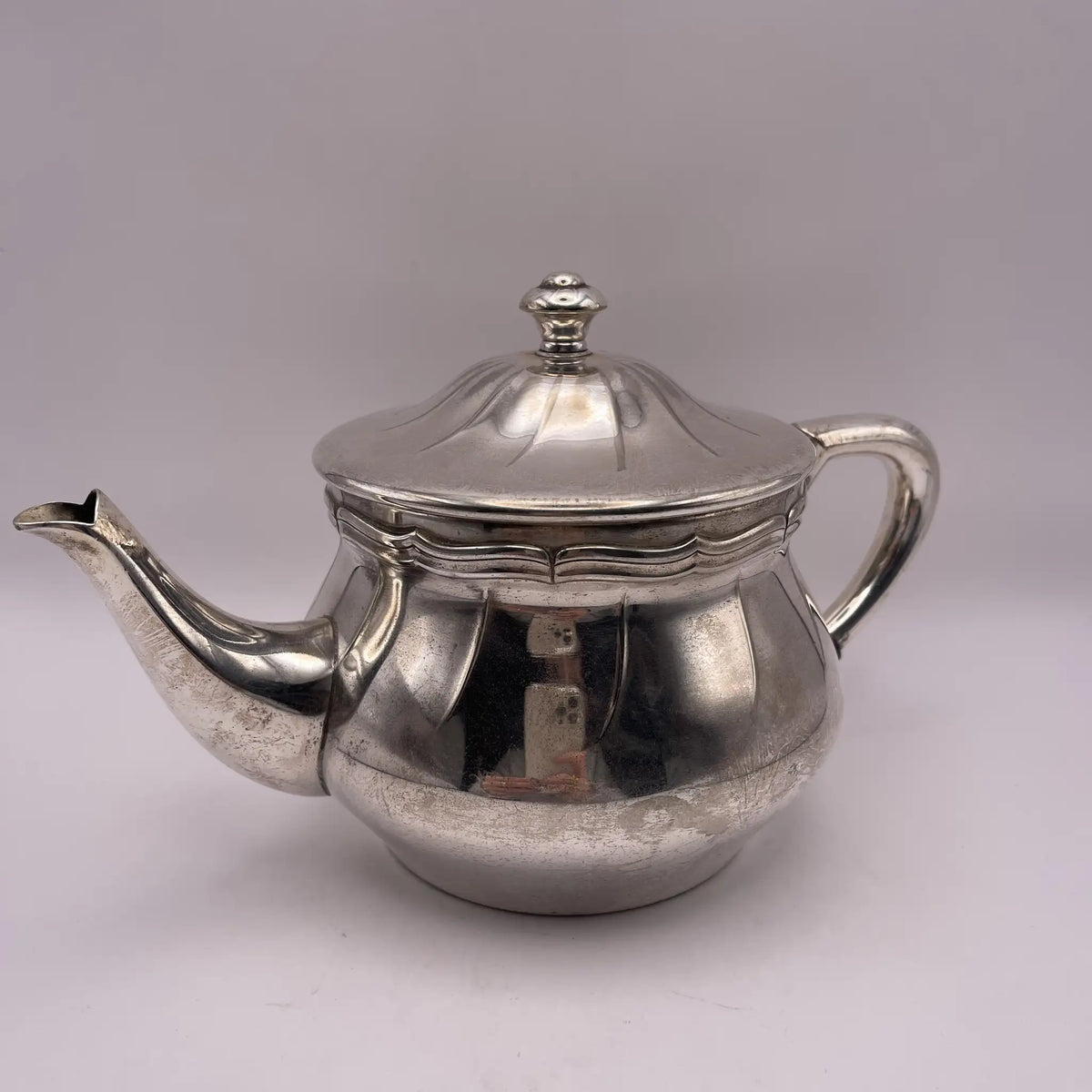 Henry Stratford Ltd / Teapot / Around 1910 / Silver plated / England / Britannia metal, scalloped edge / [Vintage]
