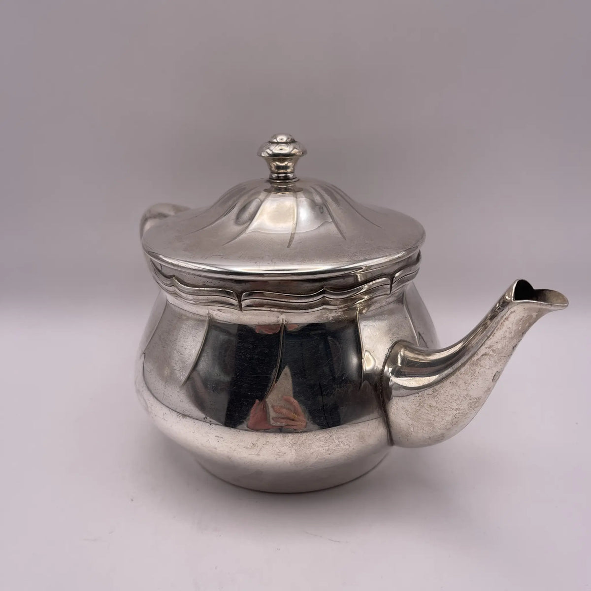 Henry Stratford Ltd / Teapot / Around 1910 / Silver plated / England / Britannia metal, scalloped edge / [Vintage]