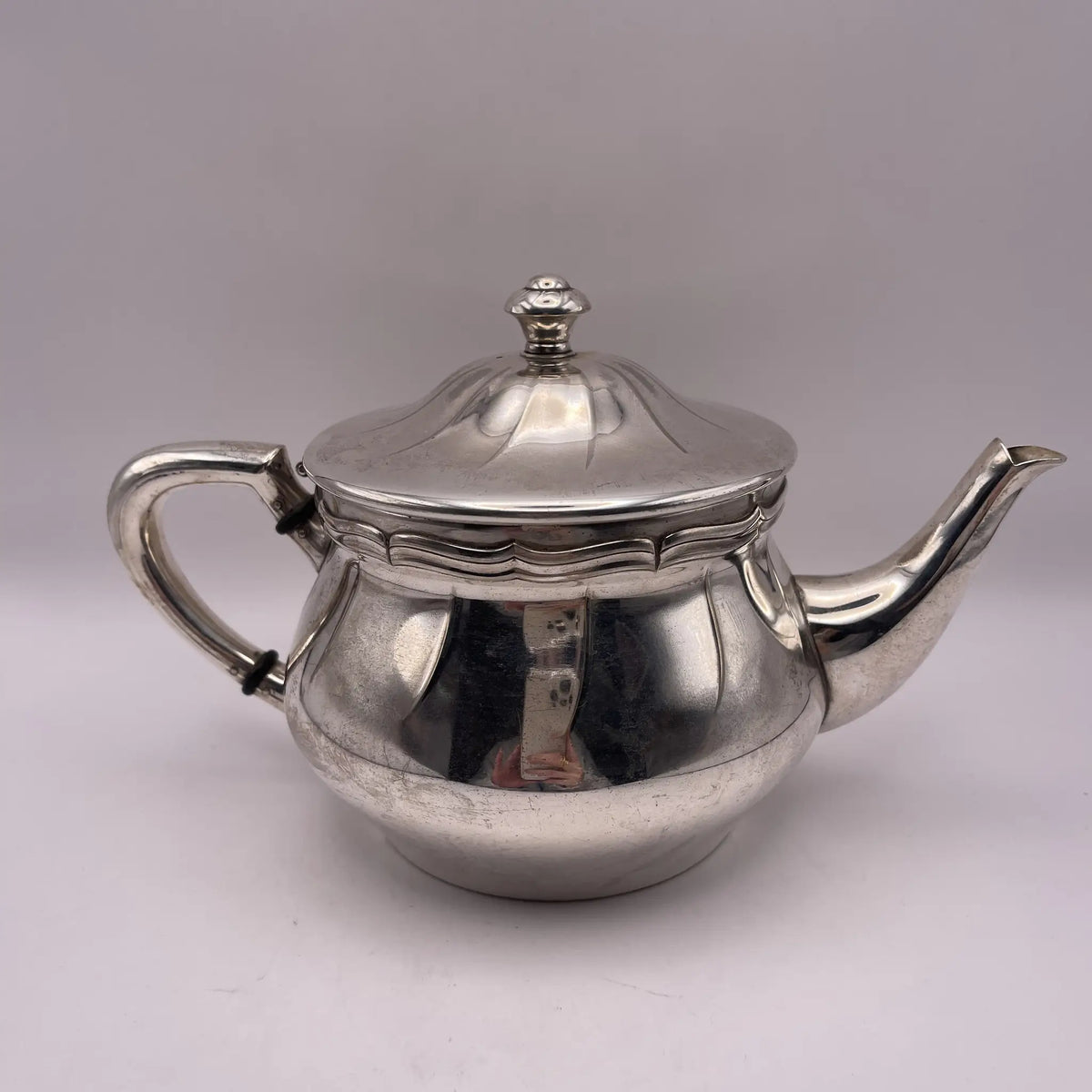 Henry Stratford Ltd / Teapot / Around 1910 / Silver plated / England / Britannia metal, scalloped edge / [Vintage]