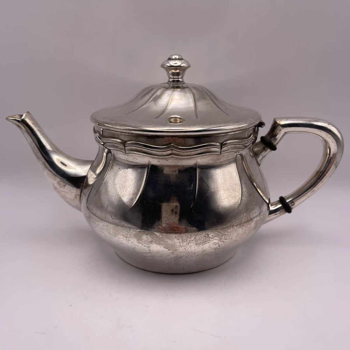 Henry Stratford Ltd / Teapot / Around 1910 / Silver plated / England / Britannia metal, scalloped edge / [Vintage]