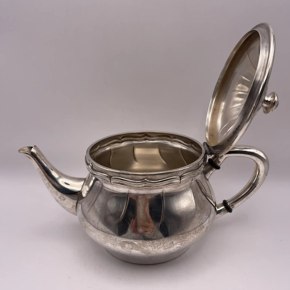 Henry Stratford Ltd / Teapot / Around 1910 / Silver plated / England / Britannia metal, scalloped edge / [Vintage]
