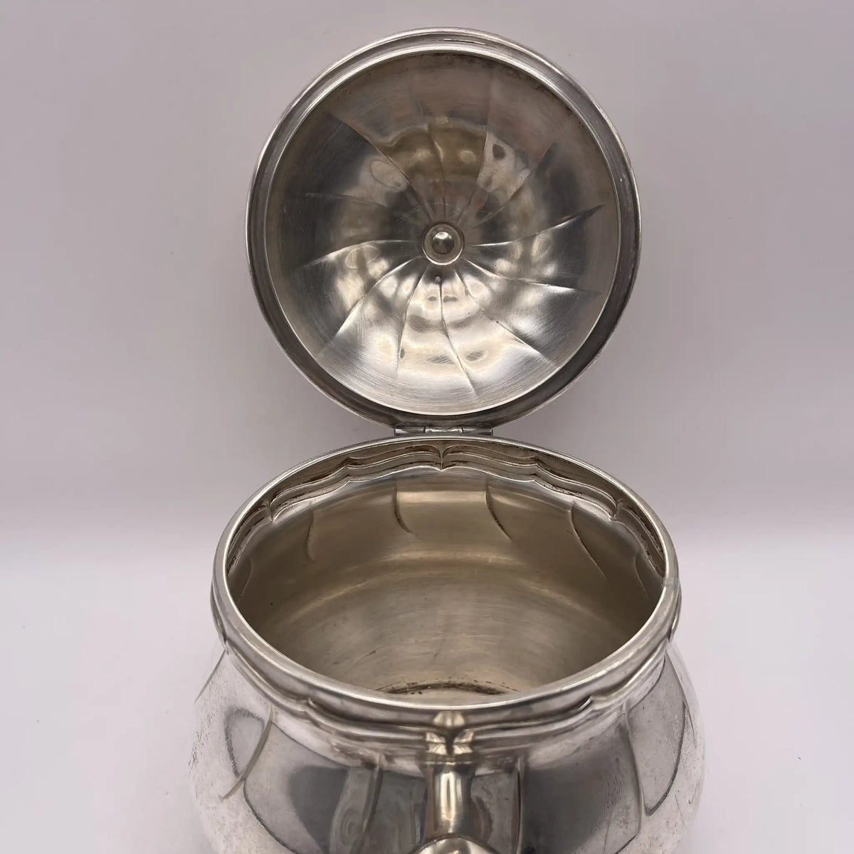 Henry Stratford Ltd / Teapot / Around 1910 / Silver plated / England / Britannia metal, scalloped edge / [Vintage]