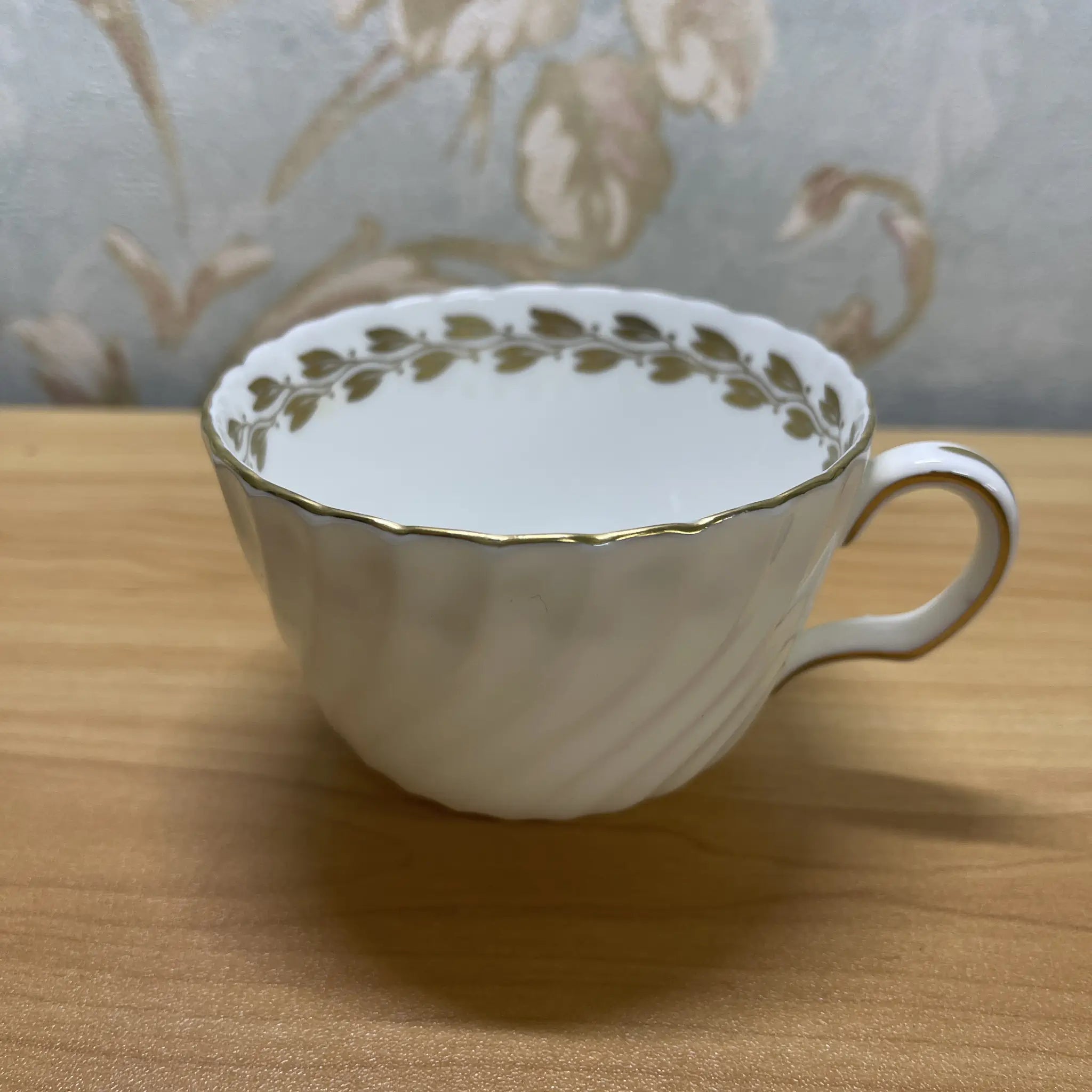[Antique] Trio (C&S + dessert plate) + saucer, dessert plate