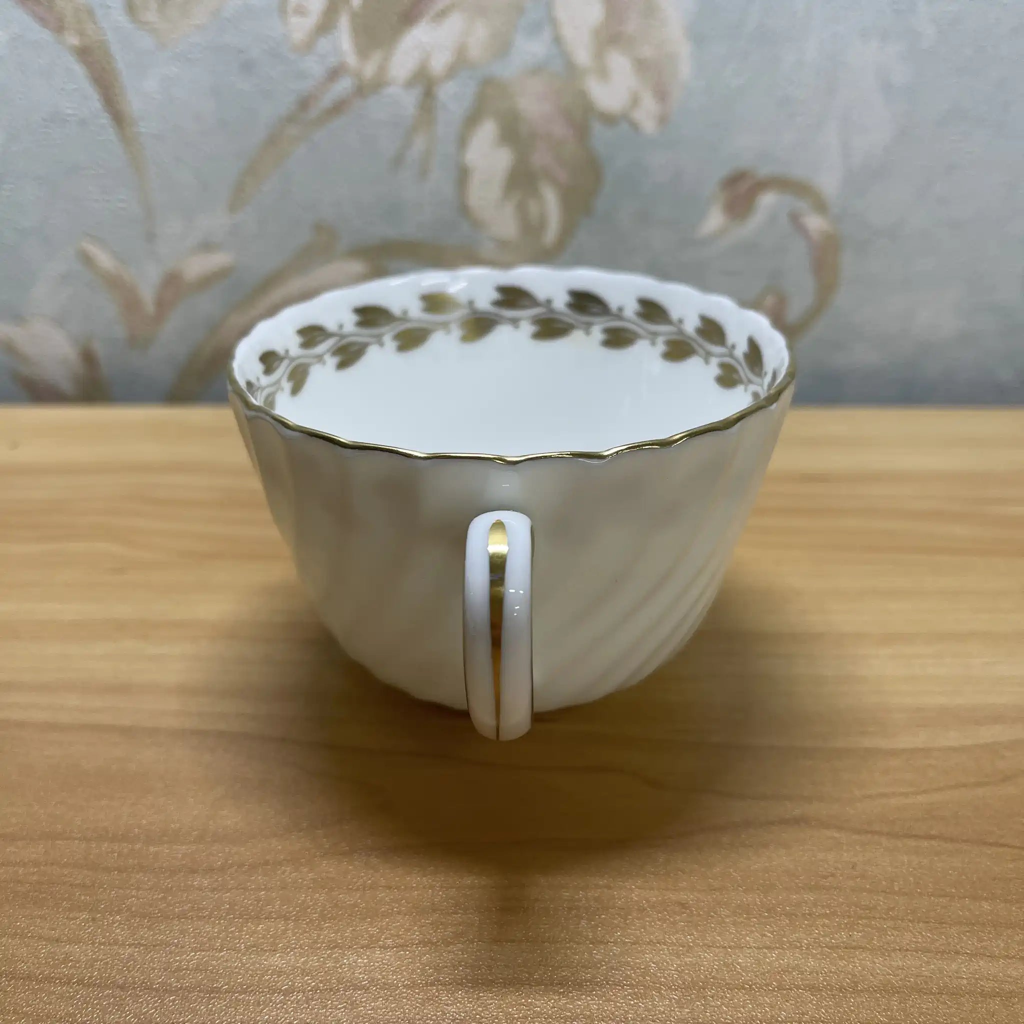 [Antique] Trio (C&S + dessert plate) + saucer, dessert plate