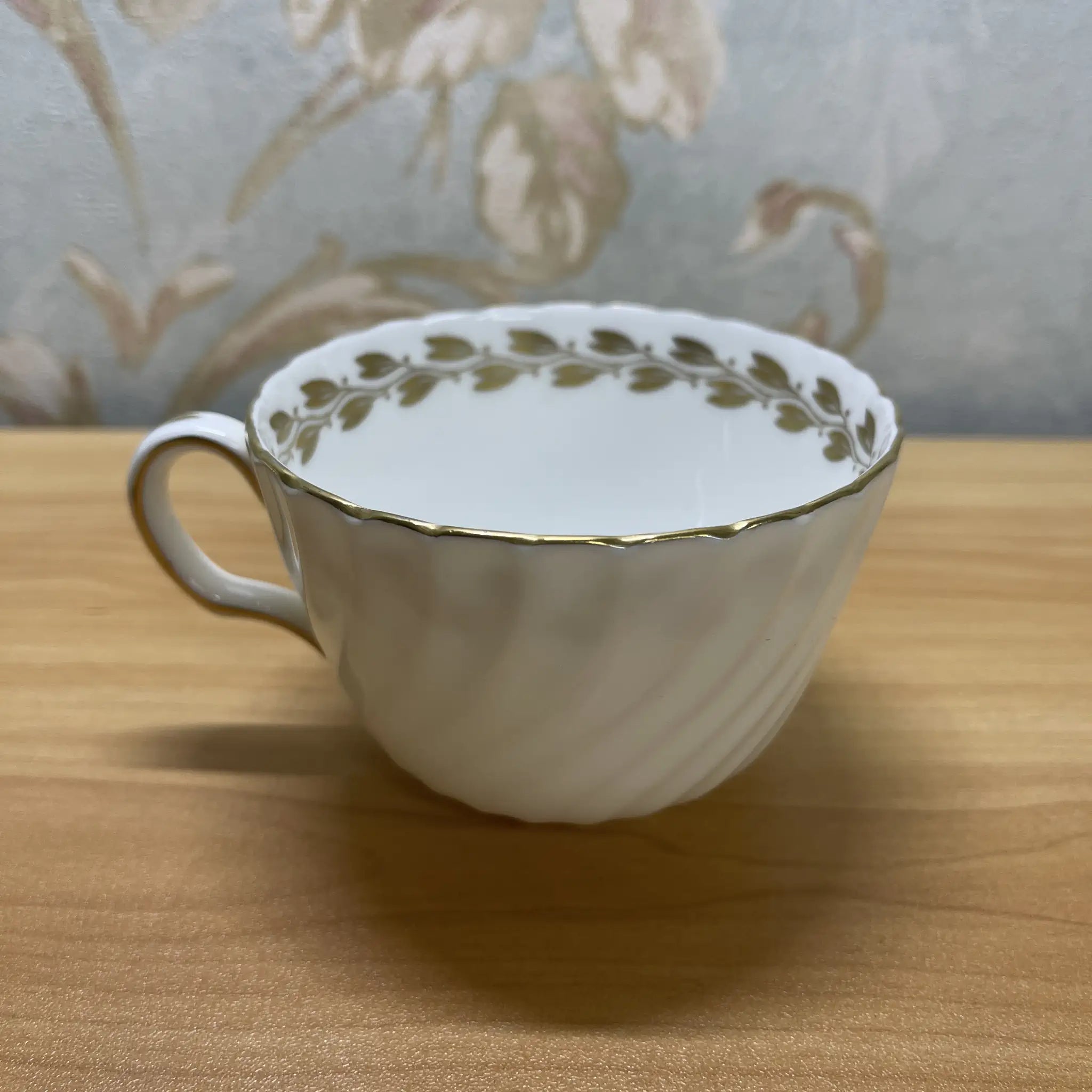 [Antique] Trio (C&S + dessert plate) + saucer, dessert plate