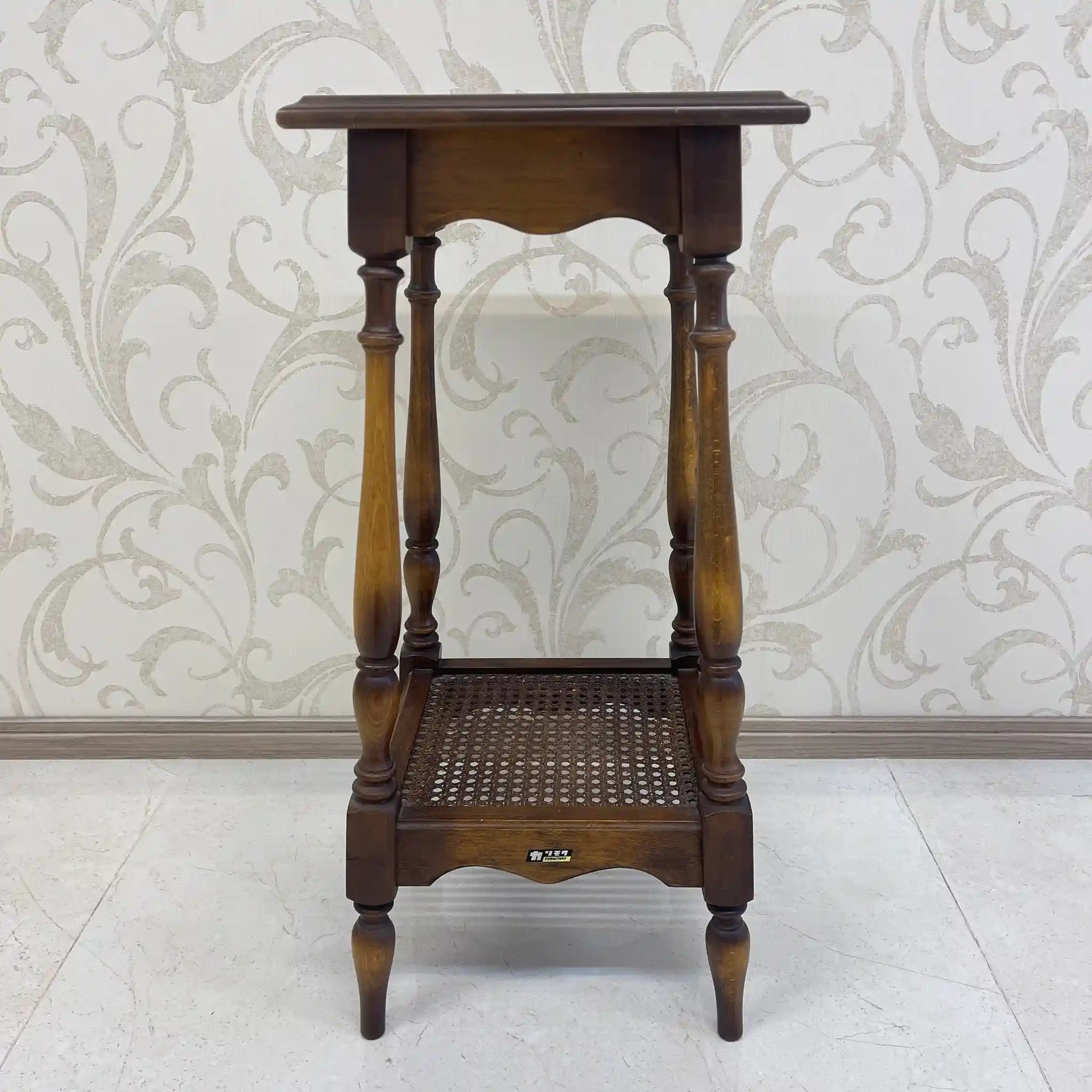 【リユース】 サイドテーブル / カリモク / コロニアルシリーズ / 1970年代～ / ぶな / 日本 / ボカシ塗装仕上げ,旋盤挽物細工