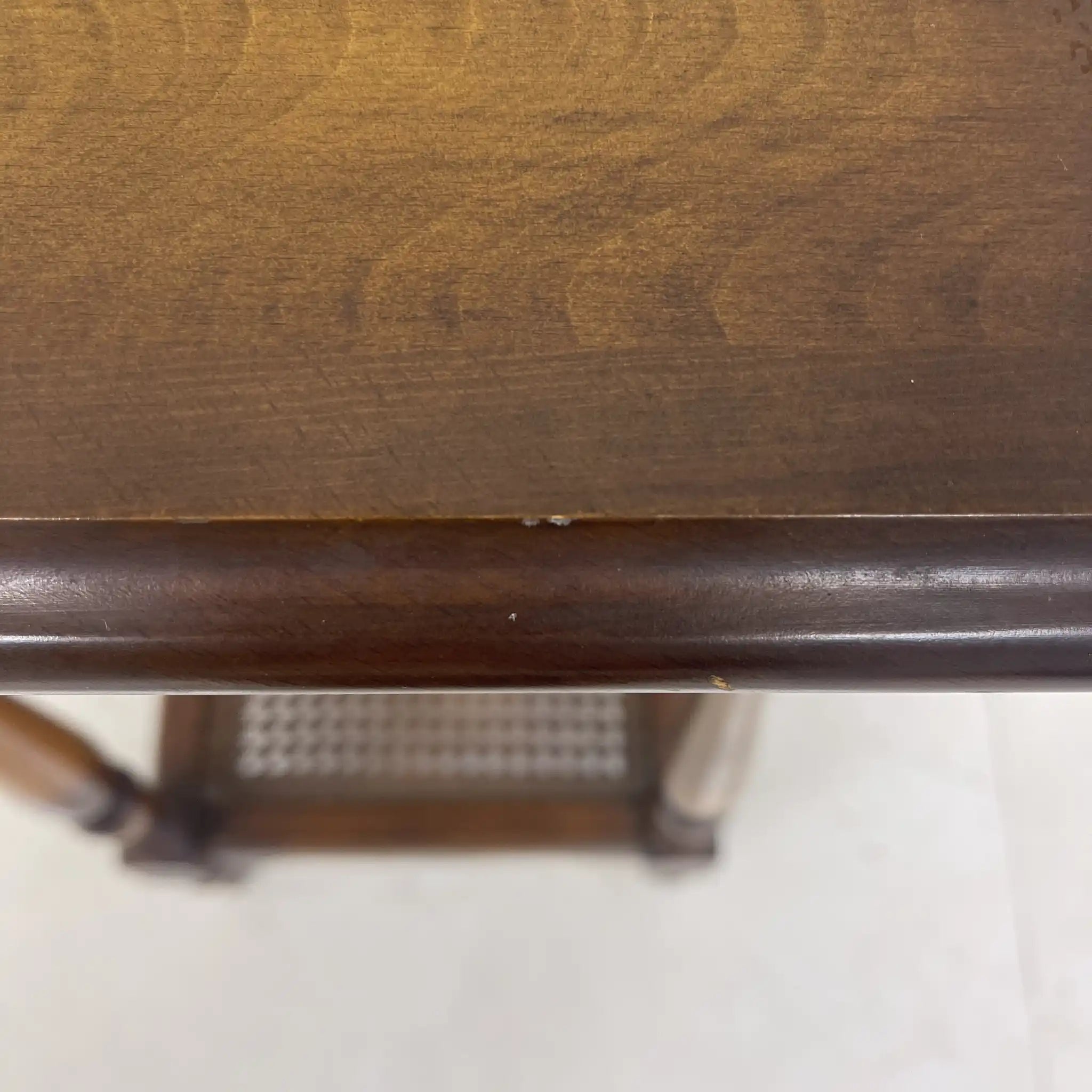 【リユース】 サイドテーブル / カリモク / コロニアルシリーズ / 1970年代～ / ぶな / 日本 / ボカシ塗装仕上げ,旋盤挽物細工