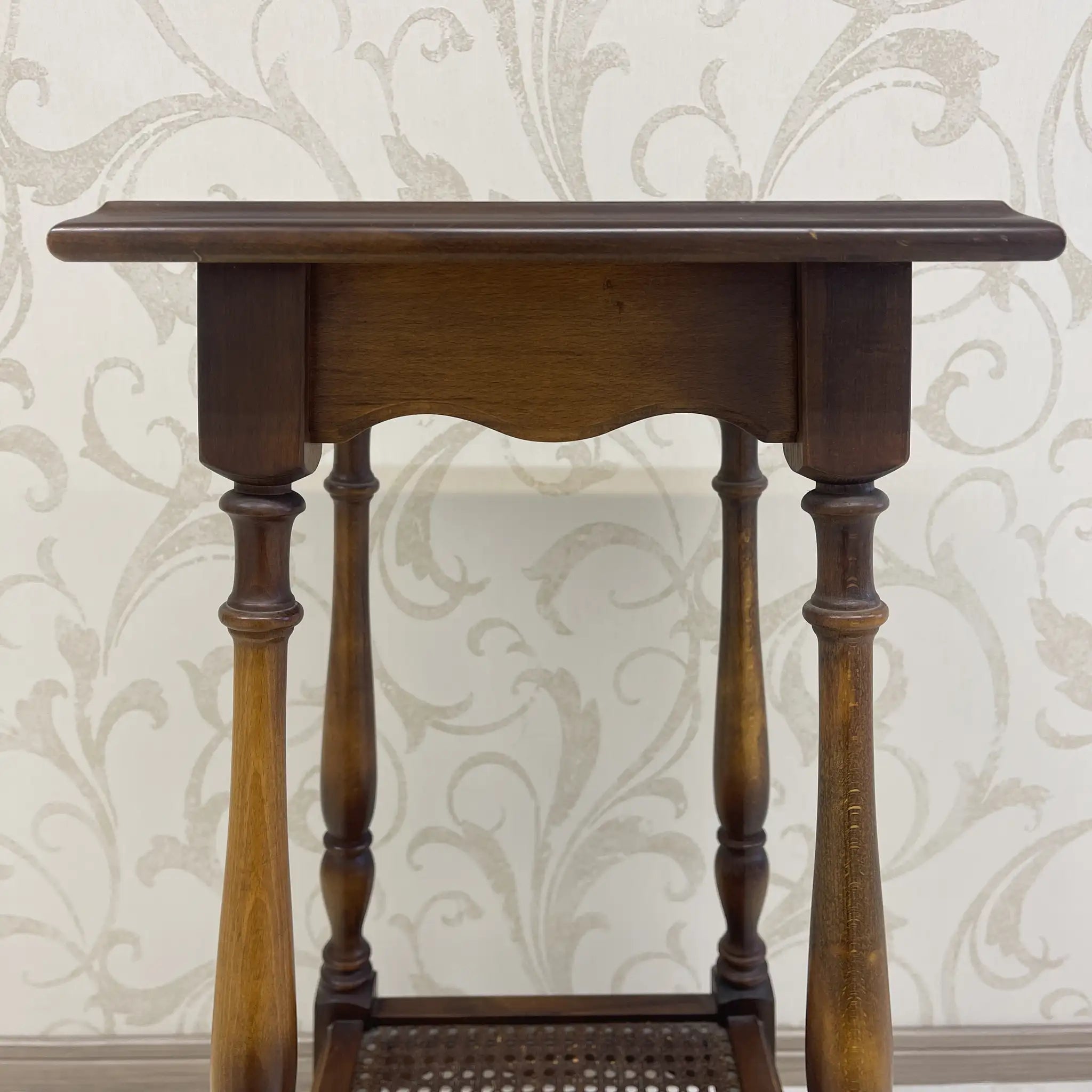 【リユース】 サイドテーブル / カリモク / コロニアルシリーズ / 1970年代～ / ぶな / 日本 / ボカシ塗装仕上げ,旋盤挽物細工