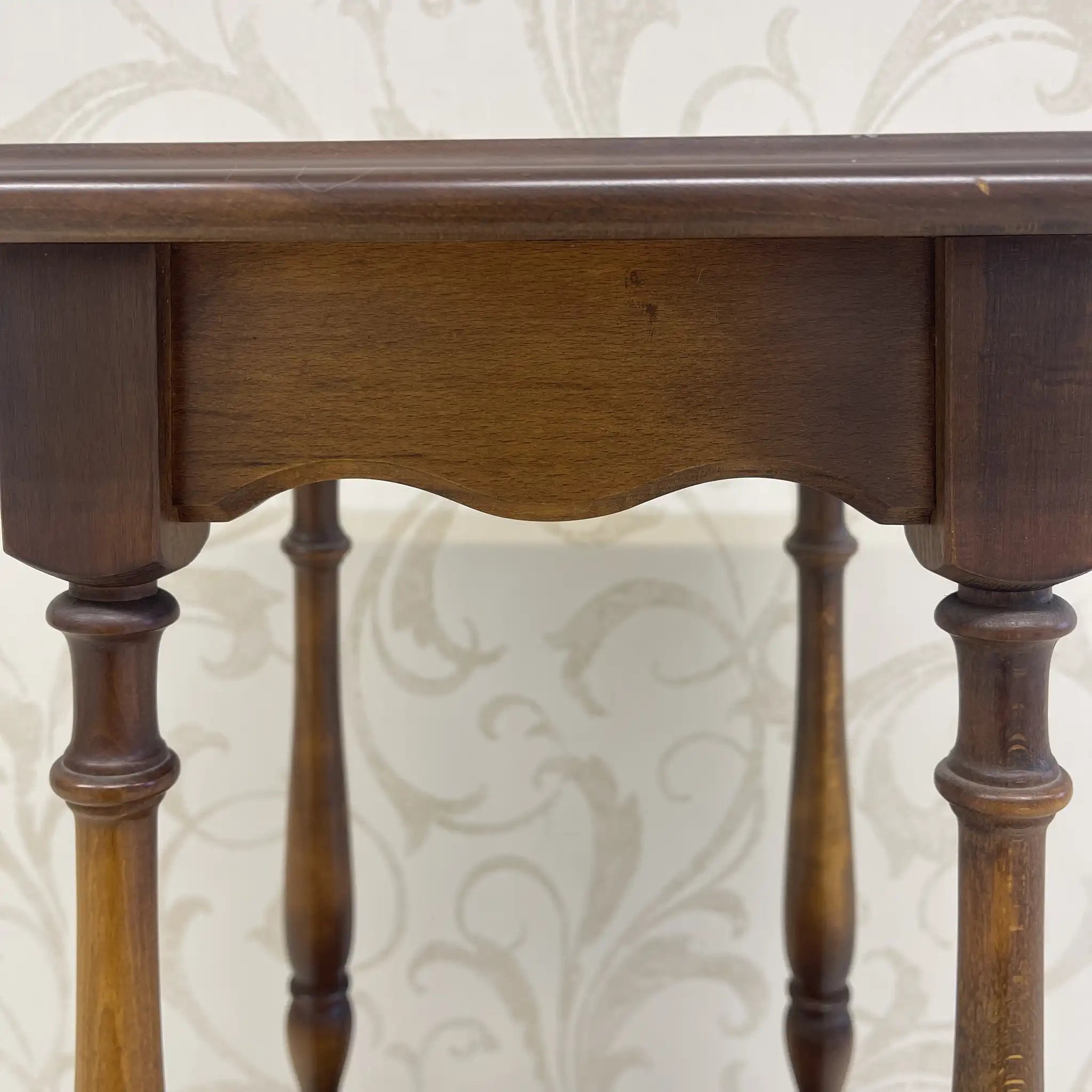 【リユース】 サイドテーブル / カリモク / コロニアルシリーズ / 1970年代～ / ぶな / 日本 / ボカシ塗装仕上げ,旋盤挽物細工