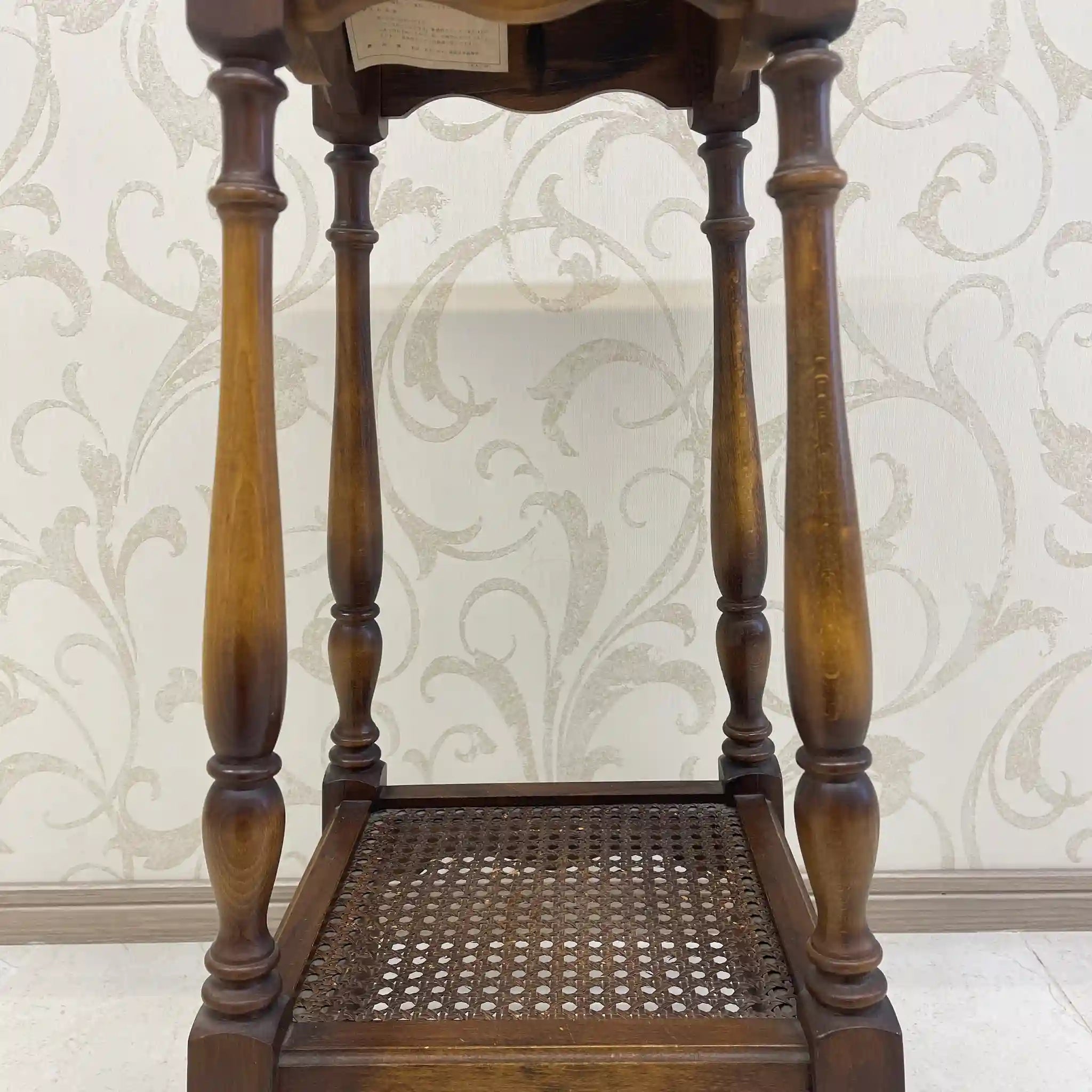 【リユース】 サイドテーブル / カリモク / コロニアルシリーズ / 1970年代～ / ぶな / 日本 / ボカシ塗装仕上げ,旋盤挽物細工