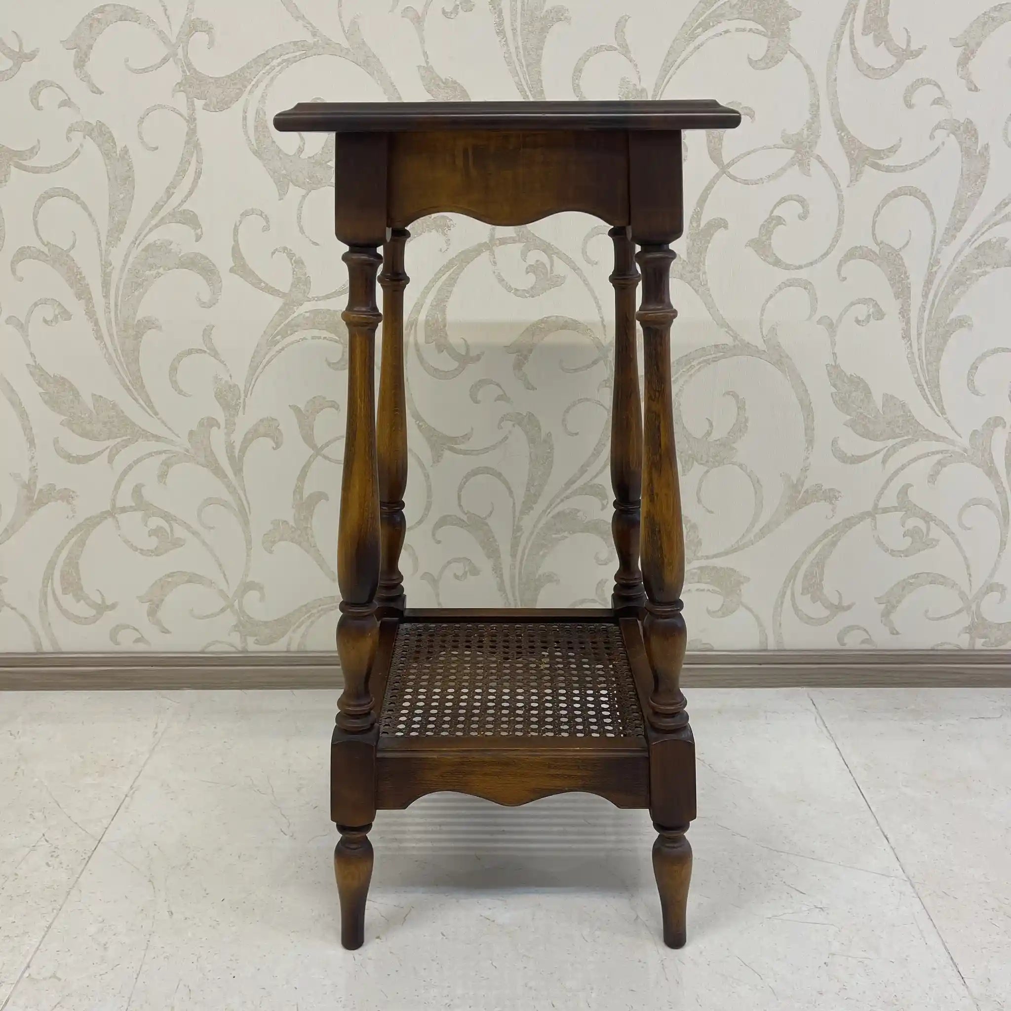 【リユース】 サイドテーブル / カリモク / コロニアルシリーズ / 1970年代～ / ぶな / 日本 / ボカシ塗装仕上げ,旋盤挽物細工