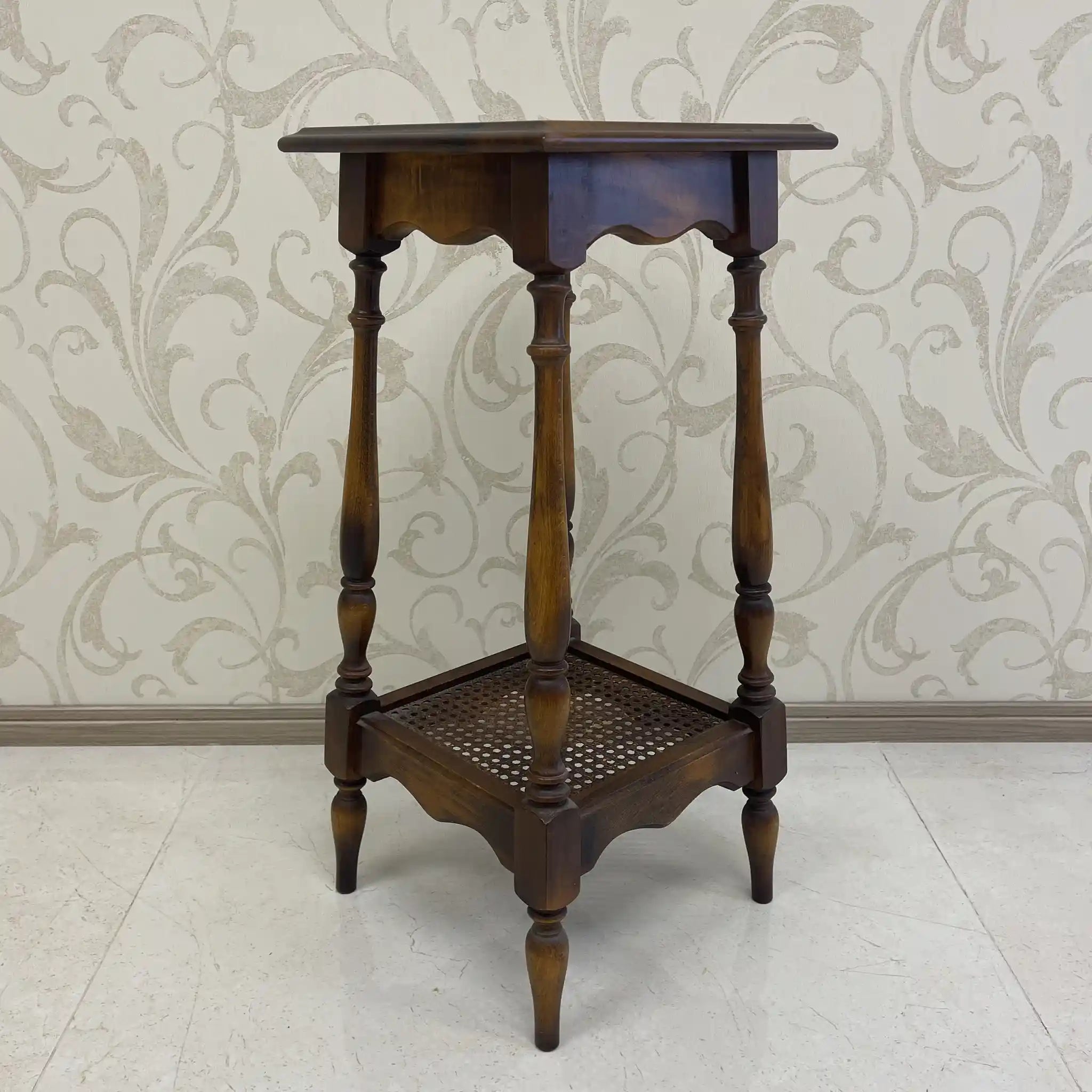 【リユース】 サイドテーブル / カリモク / コロニアルシリーズ / 1970年代～ / ぶな / 日本 / ボカシ塗装仕上げ,旋盤挽物細工