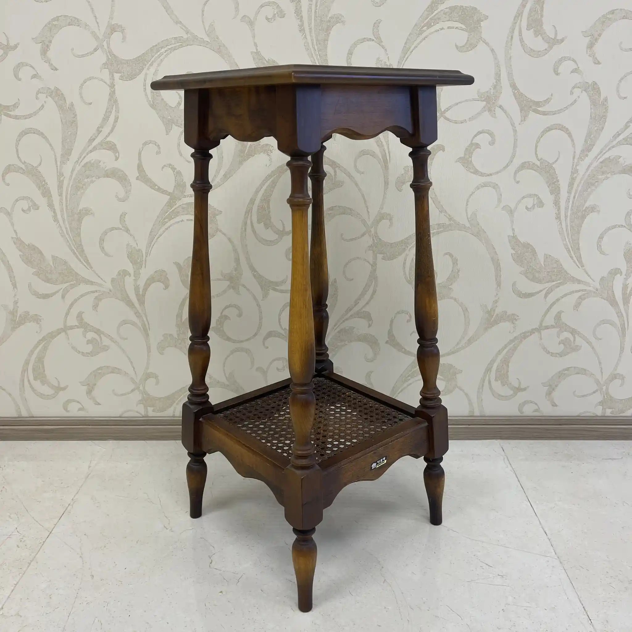 【リユース】 サイドテーブル / カリモク / コロニアルシリーズ / 1970年代～ / ぶな / 日本 / ボカシ塗装仕上げ,旋盤挽物細工