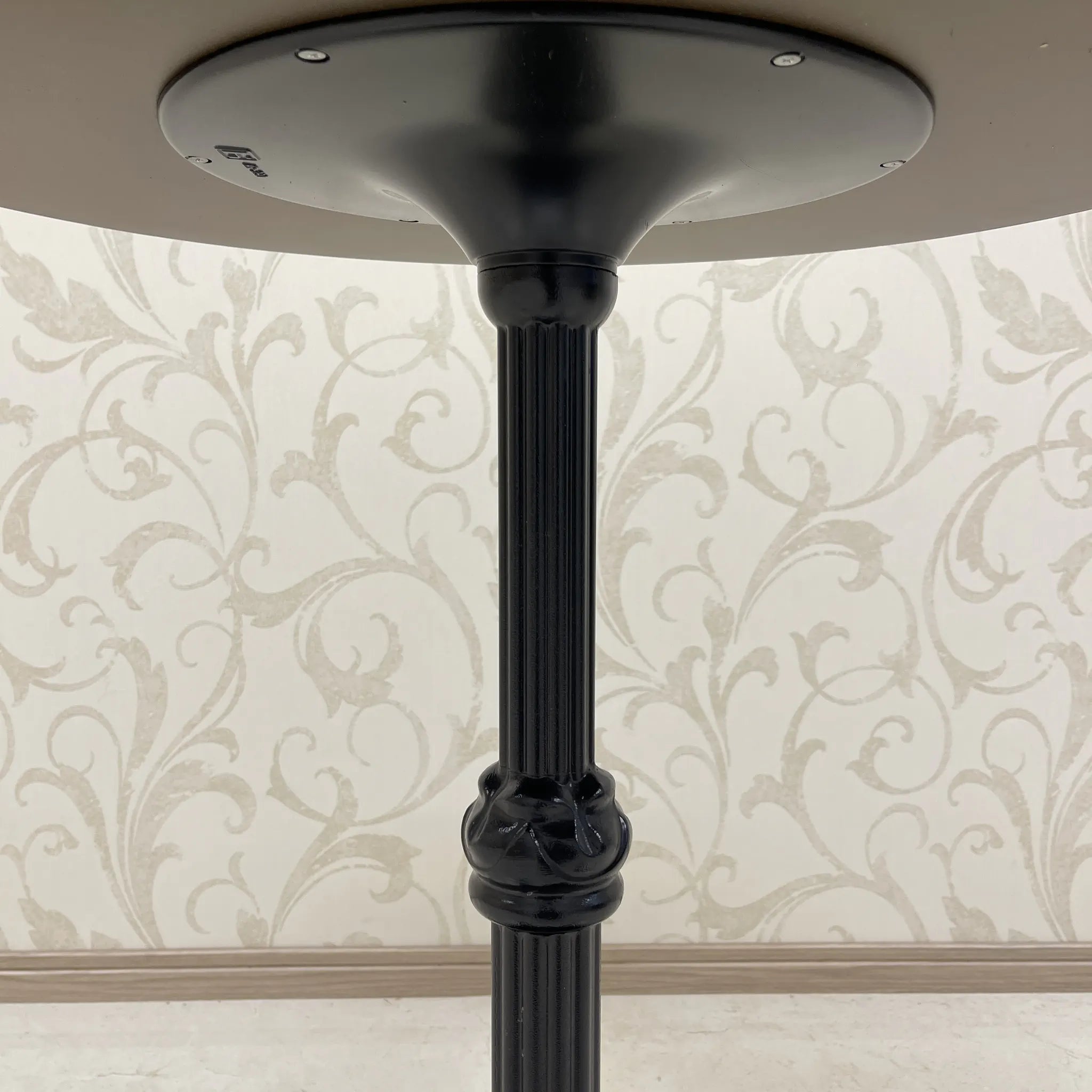 【リユース】 サイドテーブル / 鋳鉄,一本脚,ノックダウン