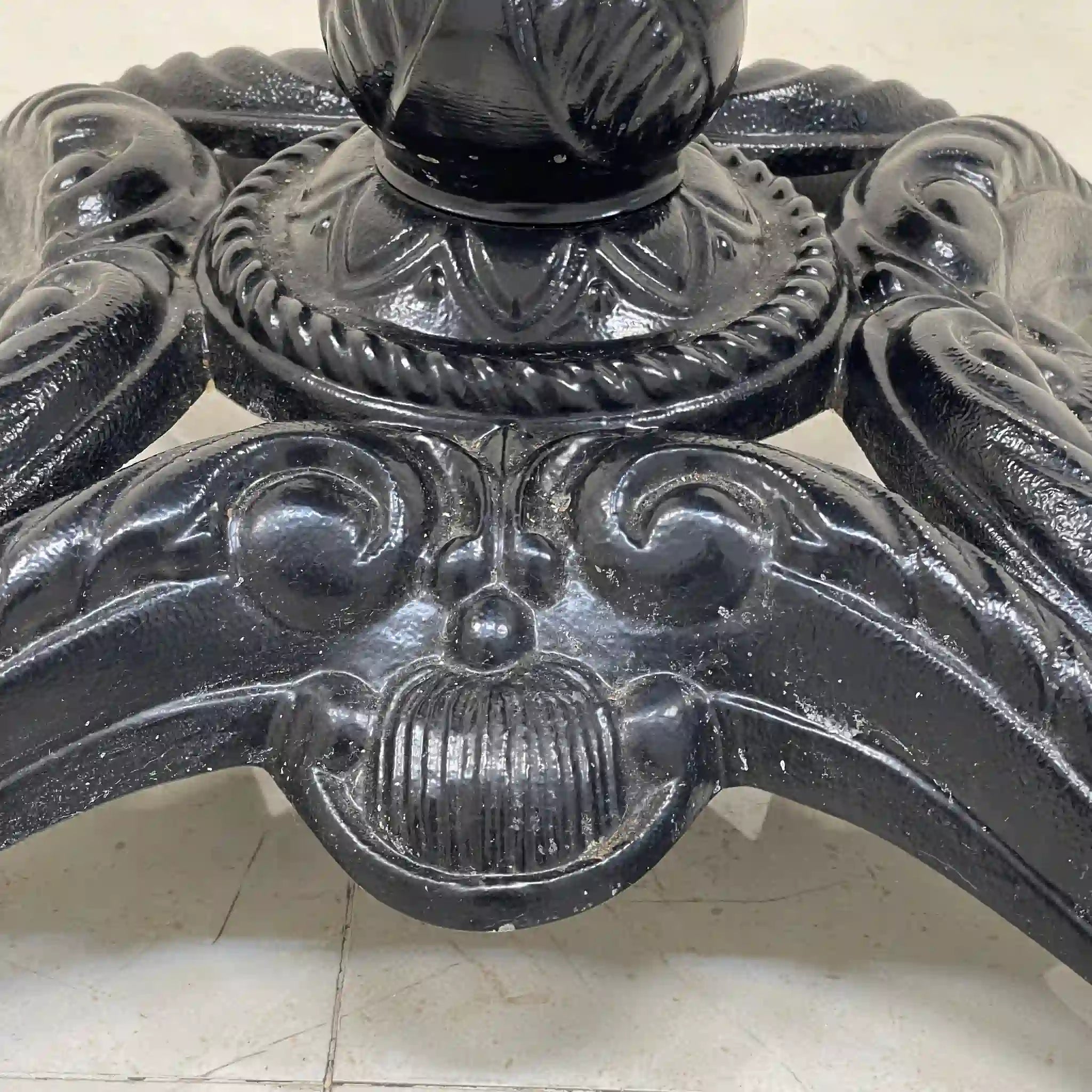 【リユース】 サイドテーブル / 鋳鉄,一本脚,ノックダウン