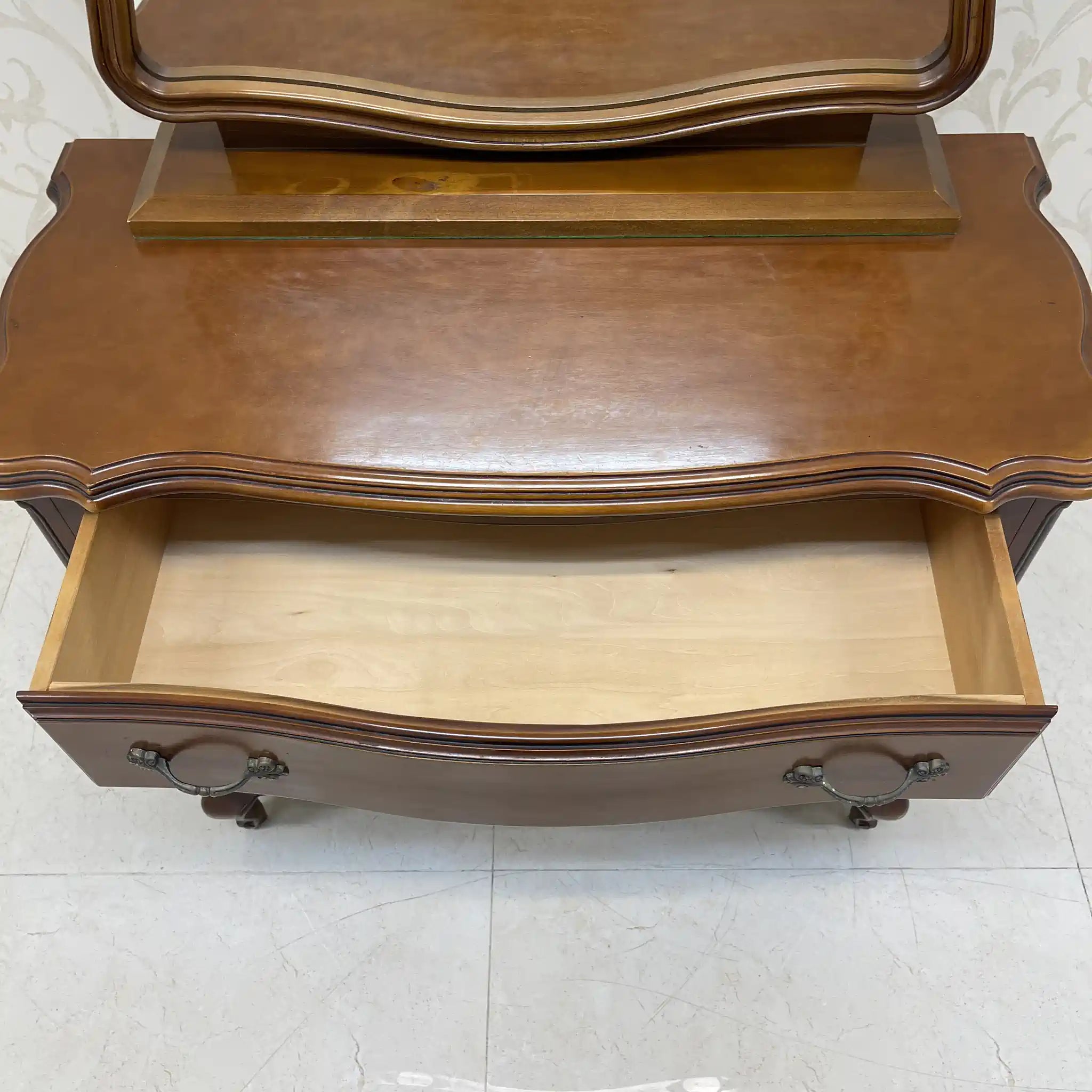 [Reused] Antique-style dresser