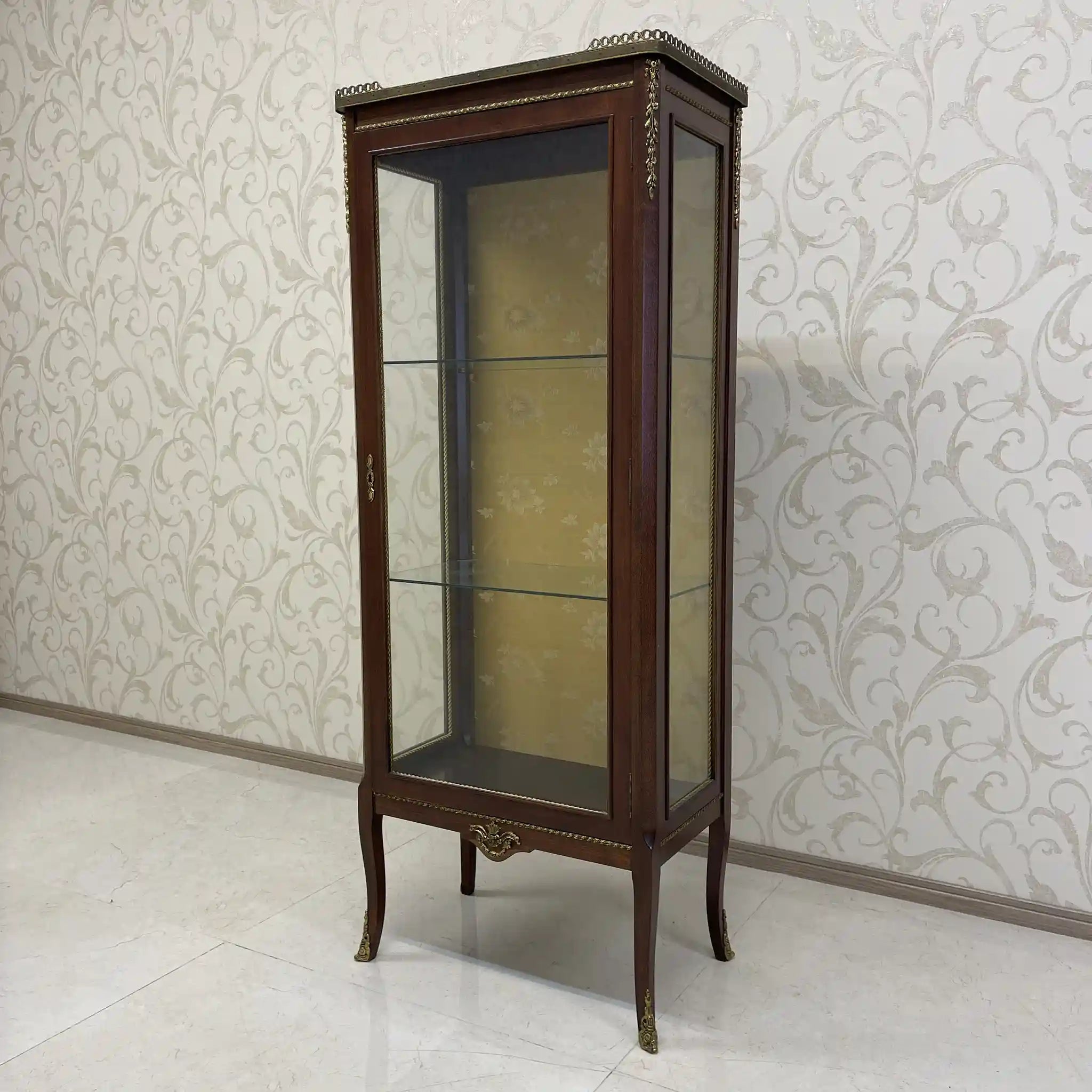 【ビンテージ】 ガラスキャビネット / MUARVA S.L. / スペイン / インレイマーケタリー,ロストワックス鋳造金具,面取りガラス仕様