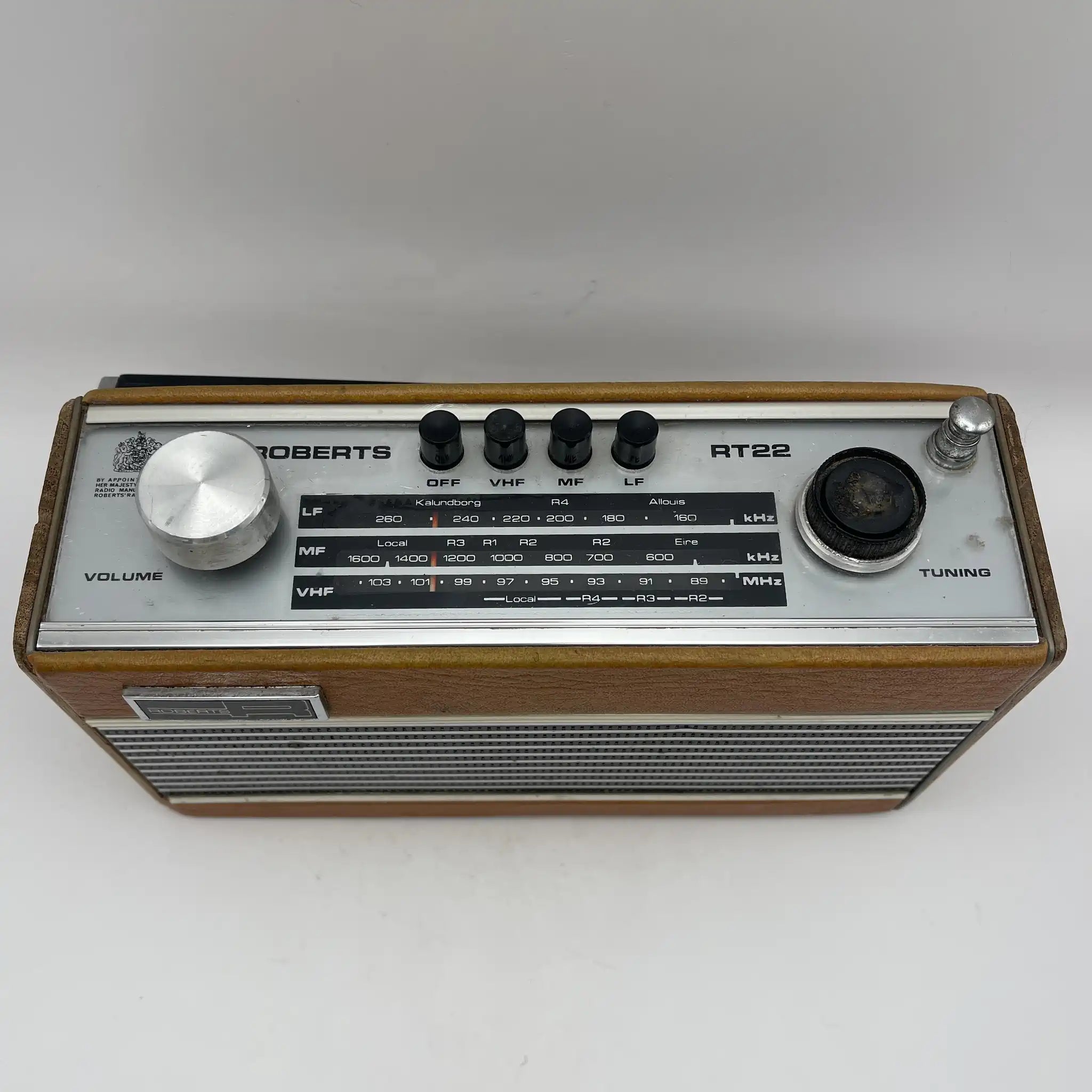 [Vintage] Portable radio / Robert's Radio / RT22 / England / Rotating base, leatherette cabinet
