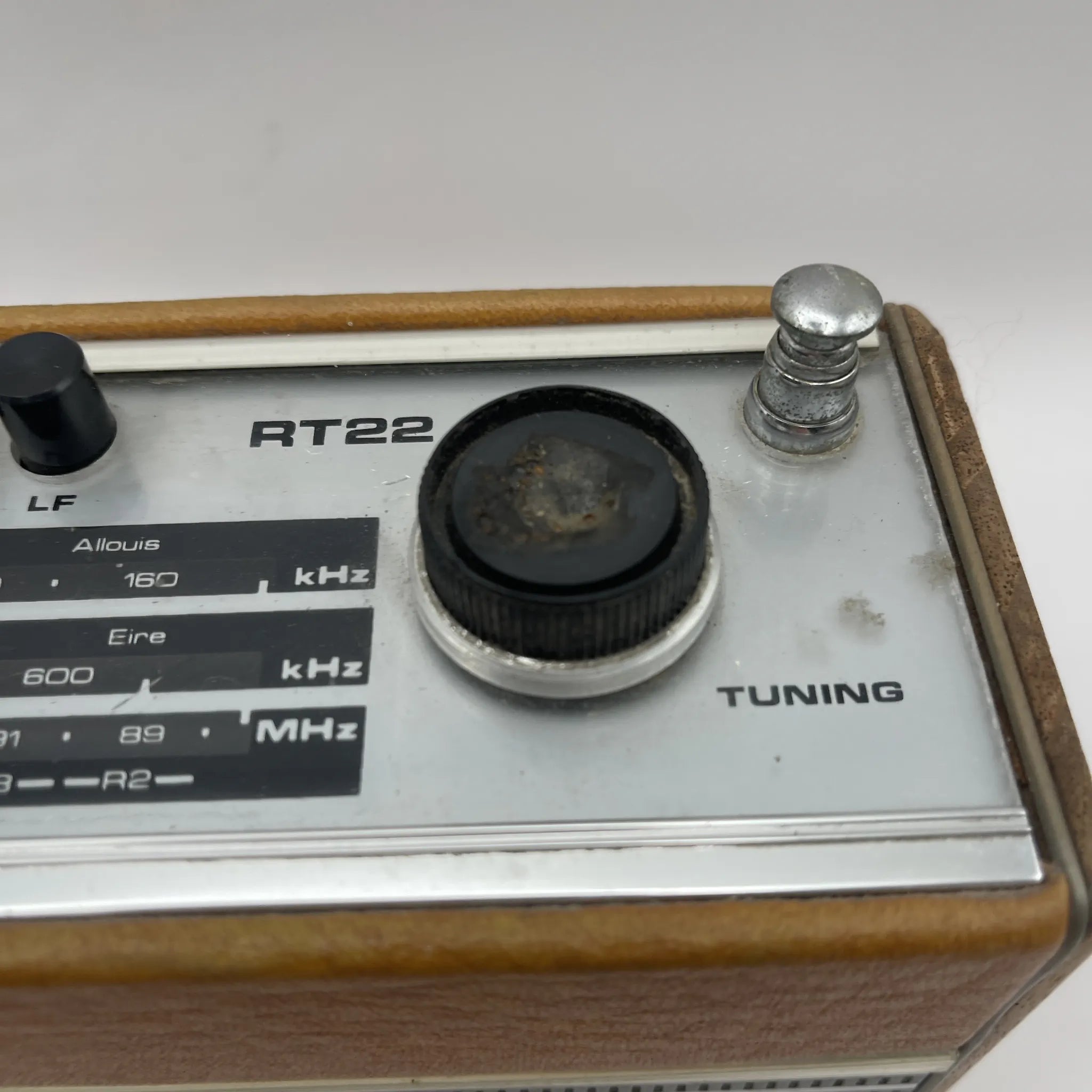 [Vintage] Portable radio / Robert's Radio / RT22 / England / Rotating base, leatherette cabinet