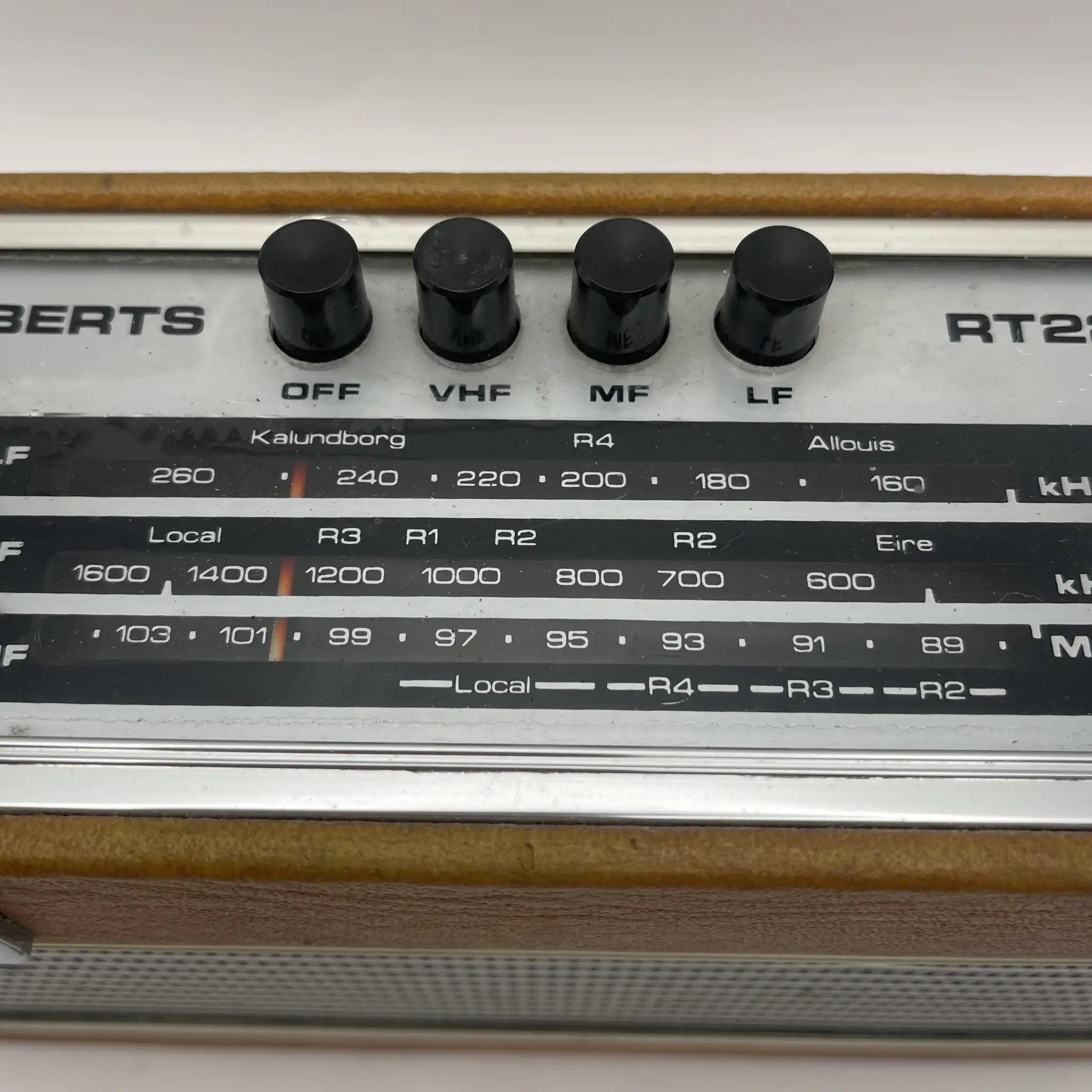 [Vintage] Portable radio / Robert's Radio / RT22 / England / Rotating base, leatherette cabinet