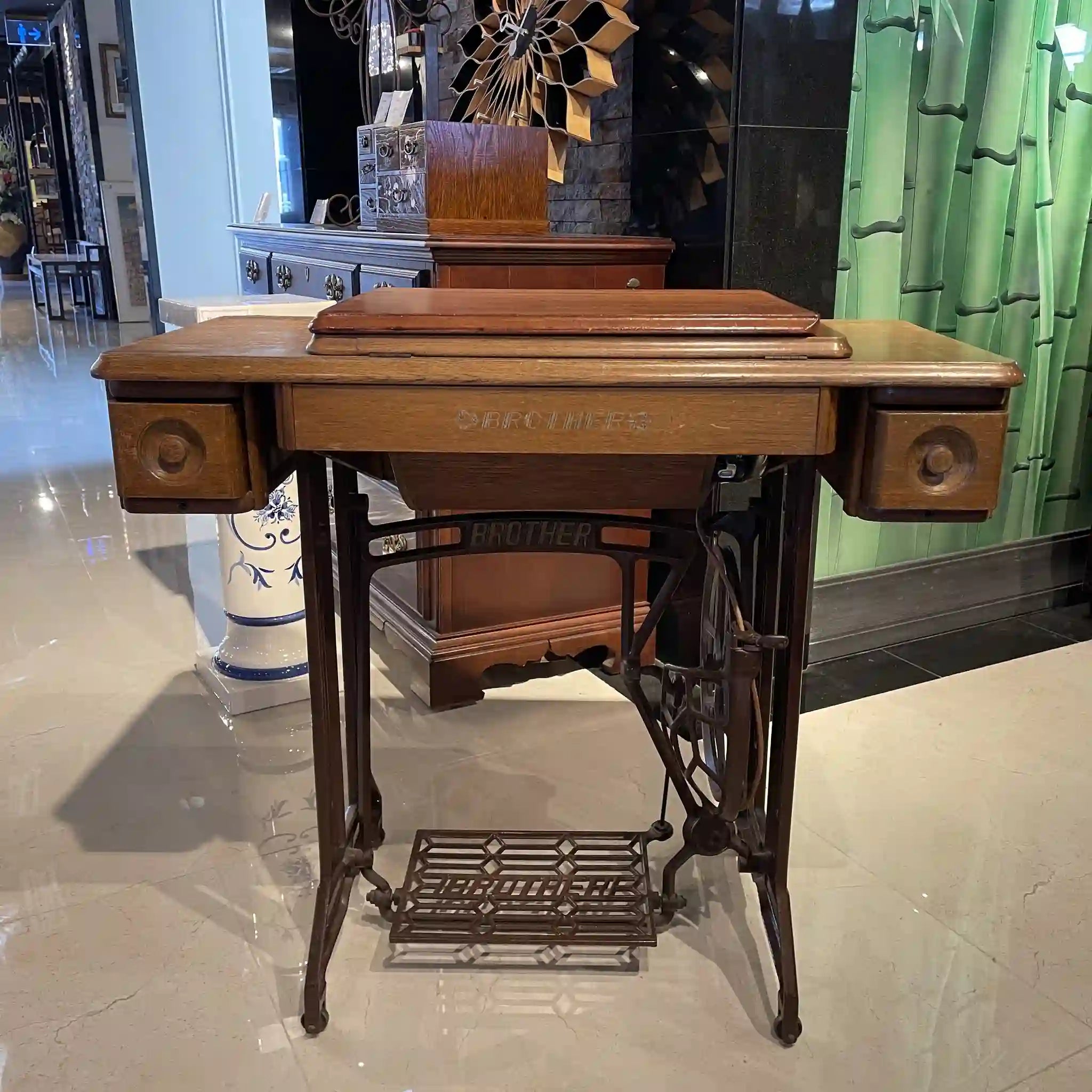[Vintage] Vintage sewing machine / Brother / Wooden table/cast iron / Japan / Mechanical / Storage possible