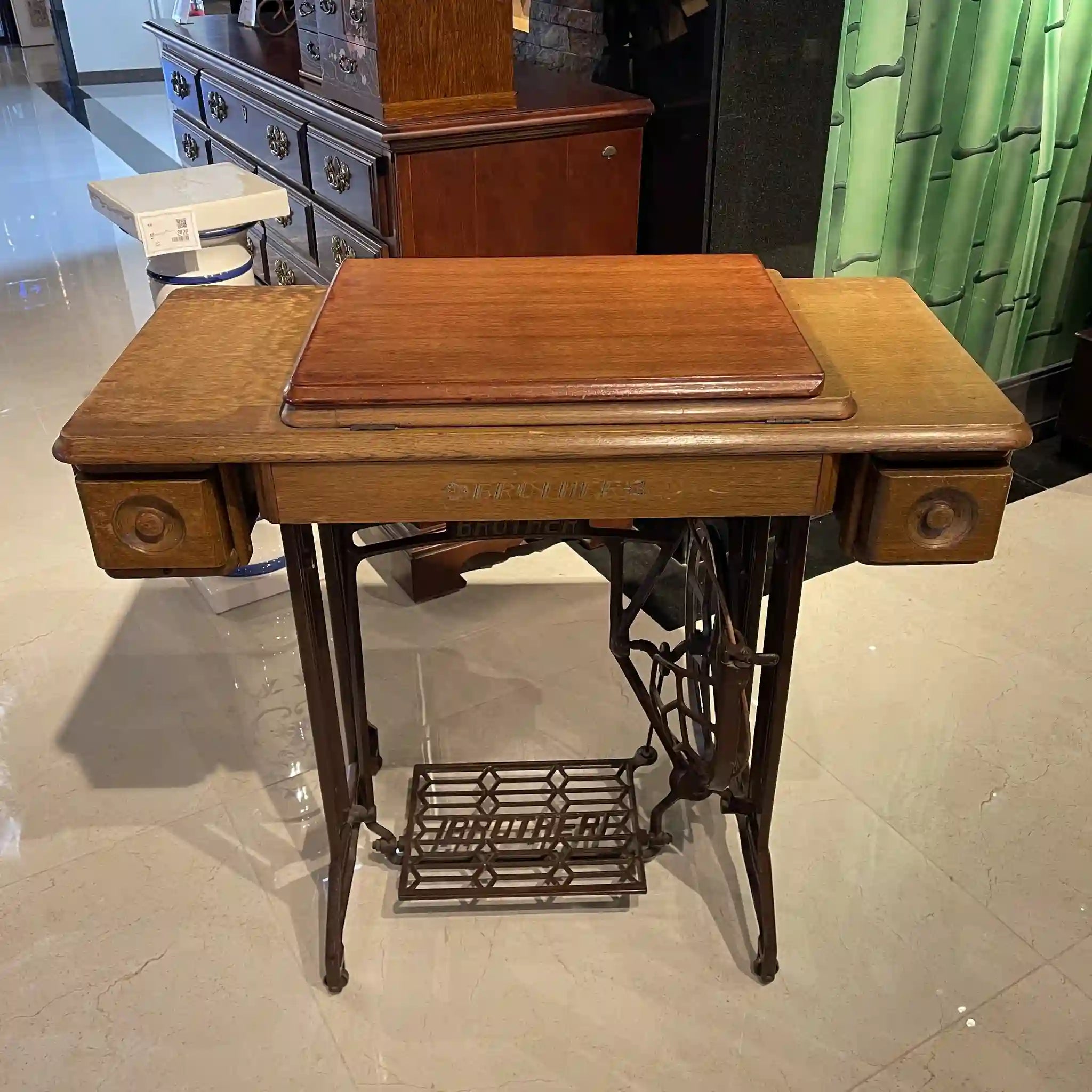[Vintage] Vintage sewing machine / Brother / Wooden table/cast iron / Japan / Mechanical / Storage possible