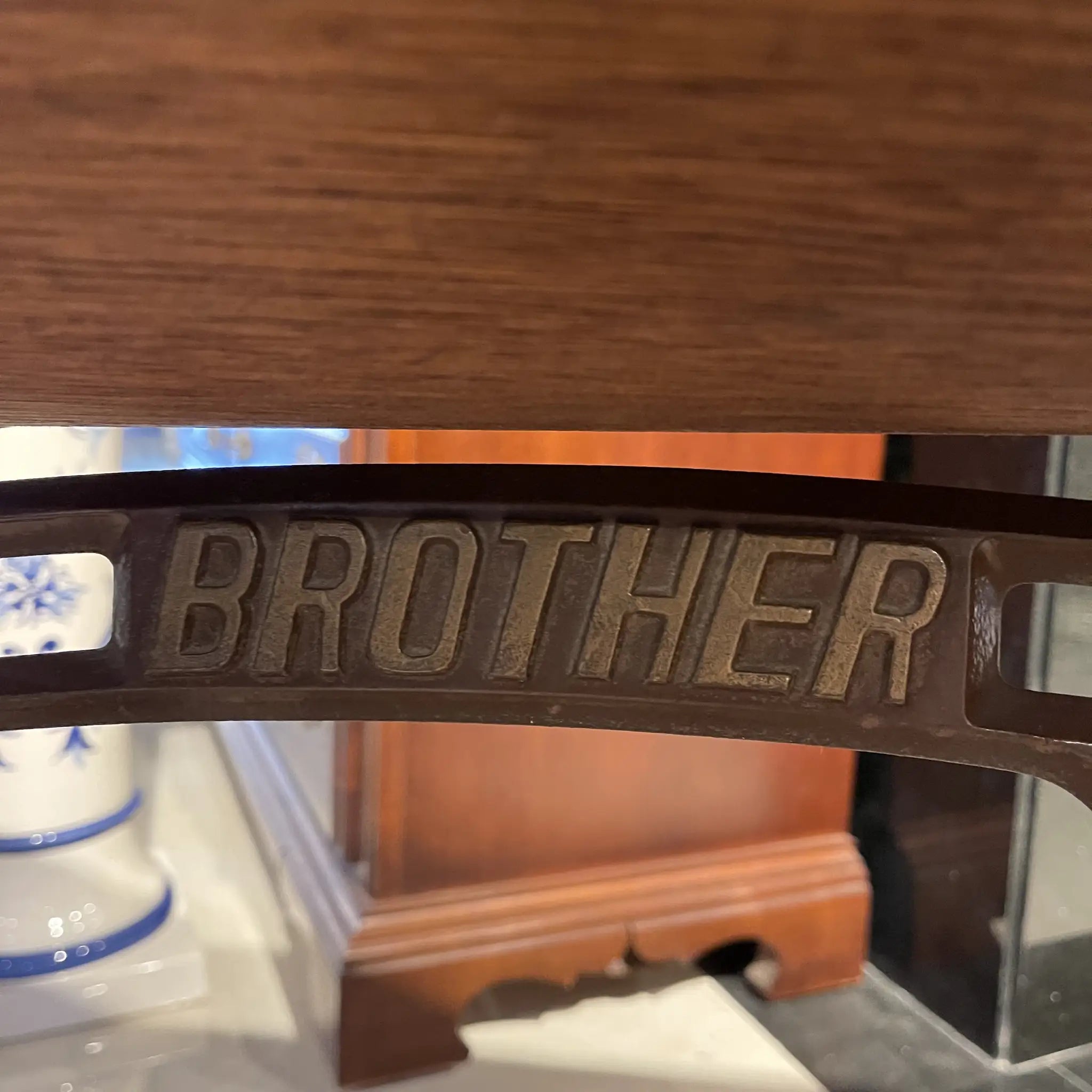 [Vintage] Vintage sewing machine / Brother / Wooden table/cast iron / Japan / Mechanical / Storage possible