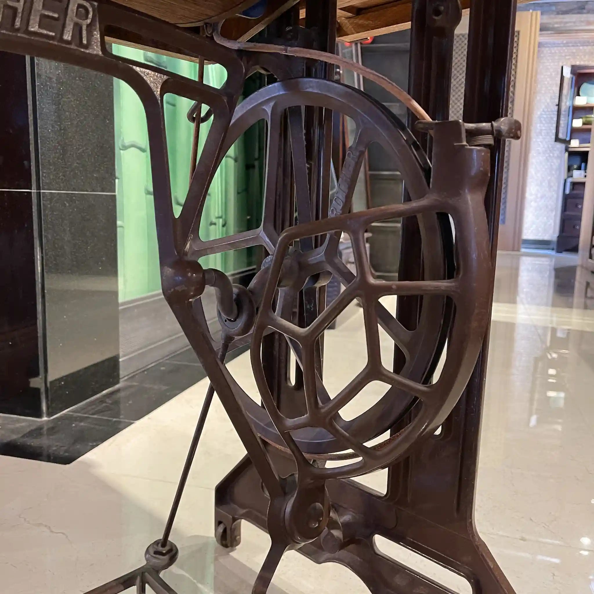 [Vintage] Vintage sewing machine / Brother / Wooden table/cast iron / Japan / Mechanical / Storage possible