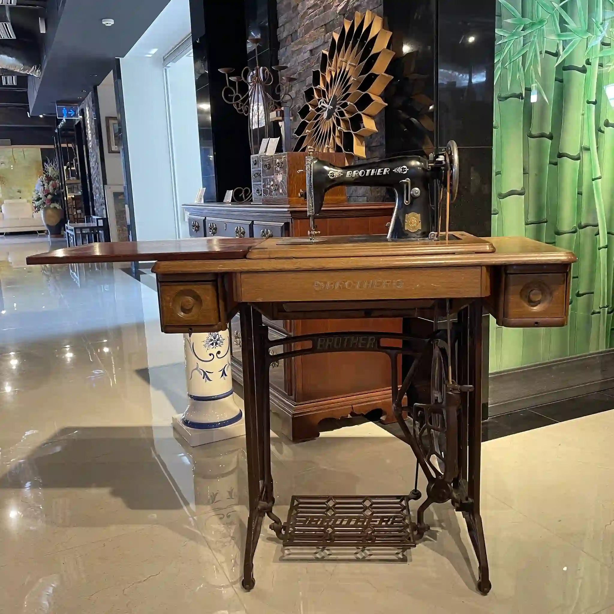 [Vintage] Vintage sewing machine / Brother / Wooden table/cast iron / Japan / Mechanical / Storage possible