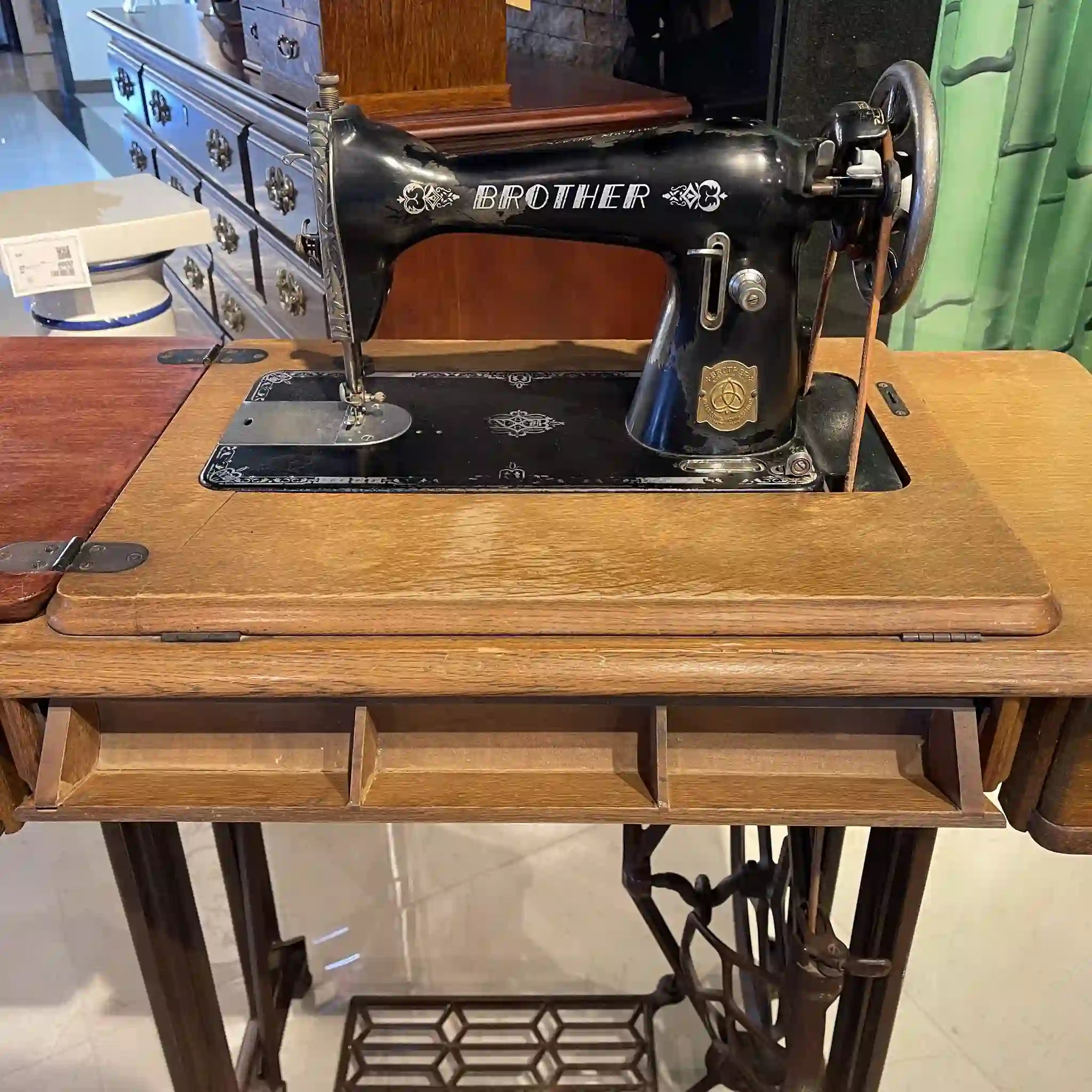 [Vintage] Vintage sewing machine / Brother / Wooden table/cast iron / Japan / Mechanical / Storage possible