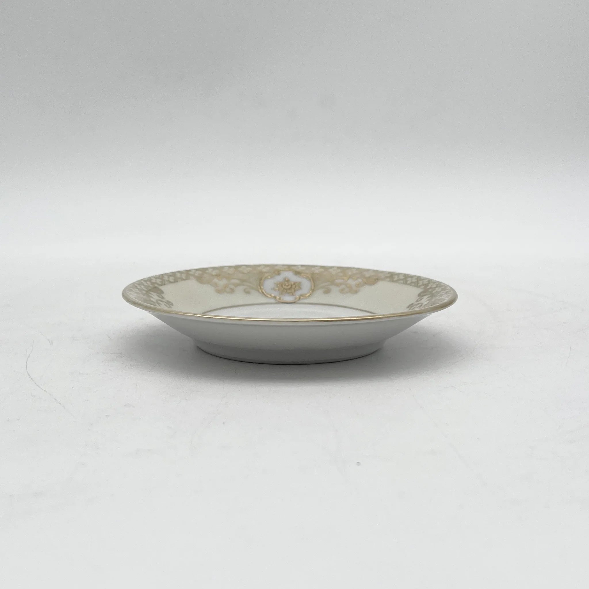 Noritake（ノリタケ） / デミタスカップ&ソーサー2P / 1920s- / 磁器 / 日本 / 金彩花籠紋,薔薇窓絵,盛金エッチング風 / [アンティーク]