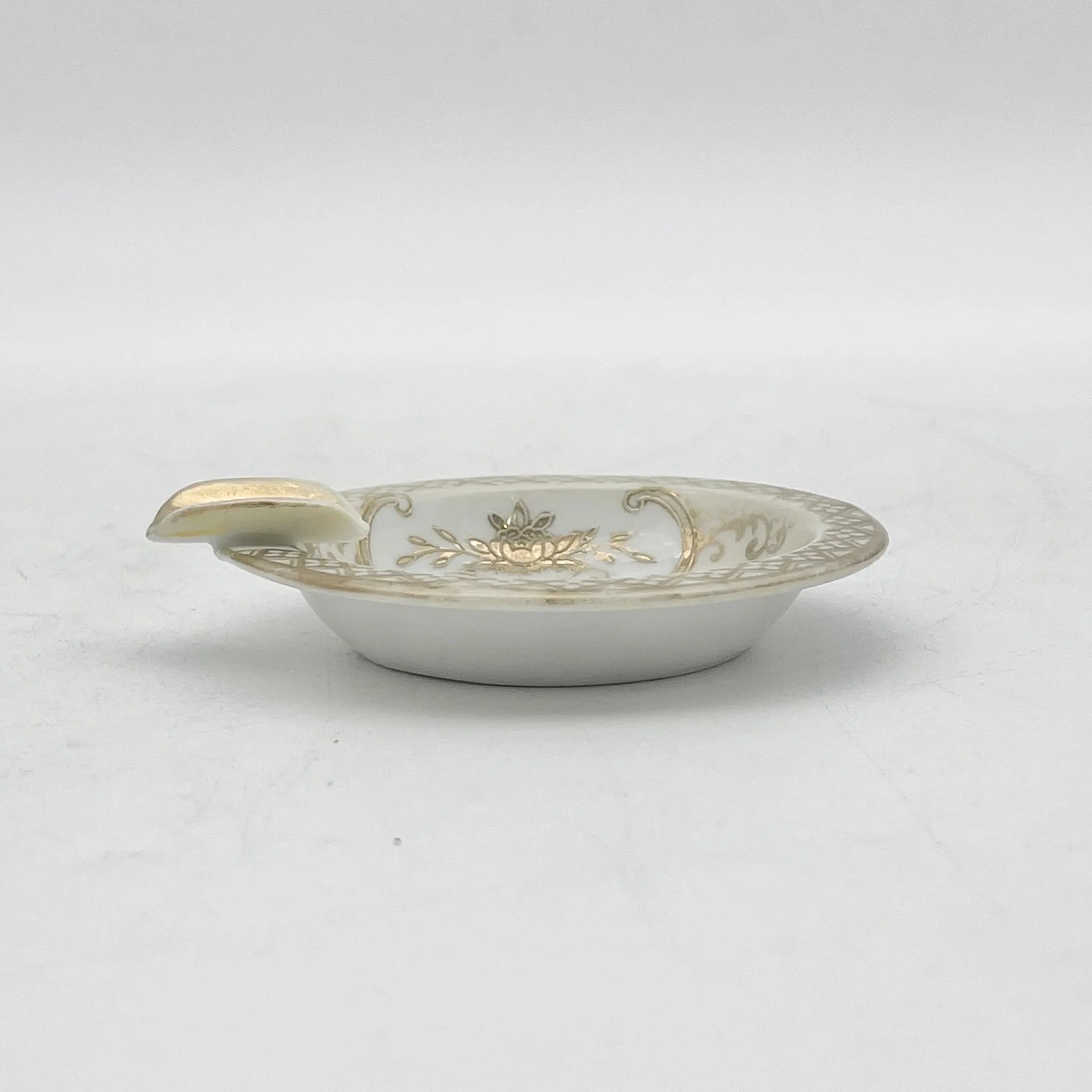 Noritake（ノリタケ） / アッシュトレイ / 1920s- / 磁器 / 日本 / 金彩花籠紋,薔薇窓絵,盛金エッチング風 / [アンティーク]