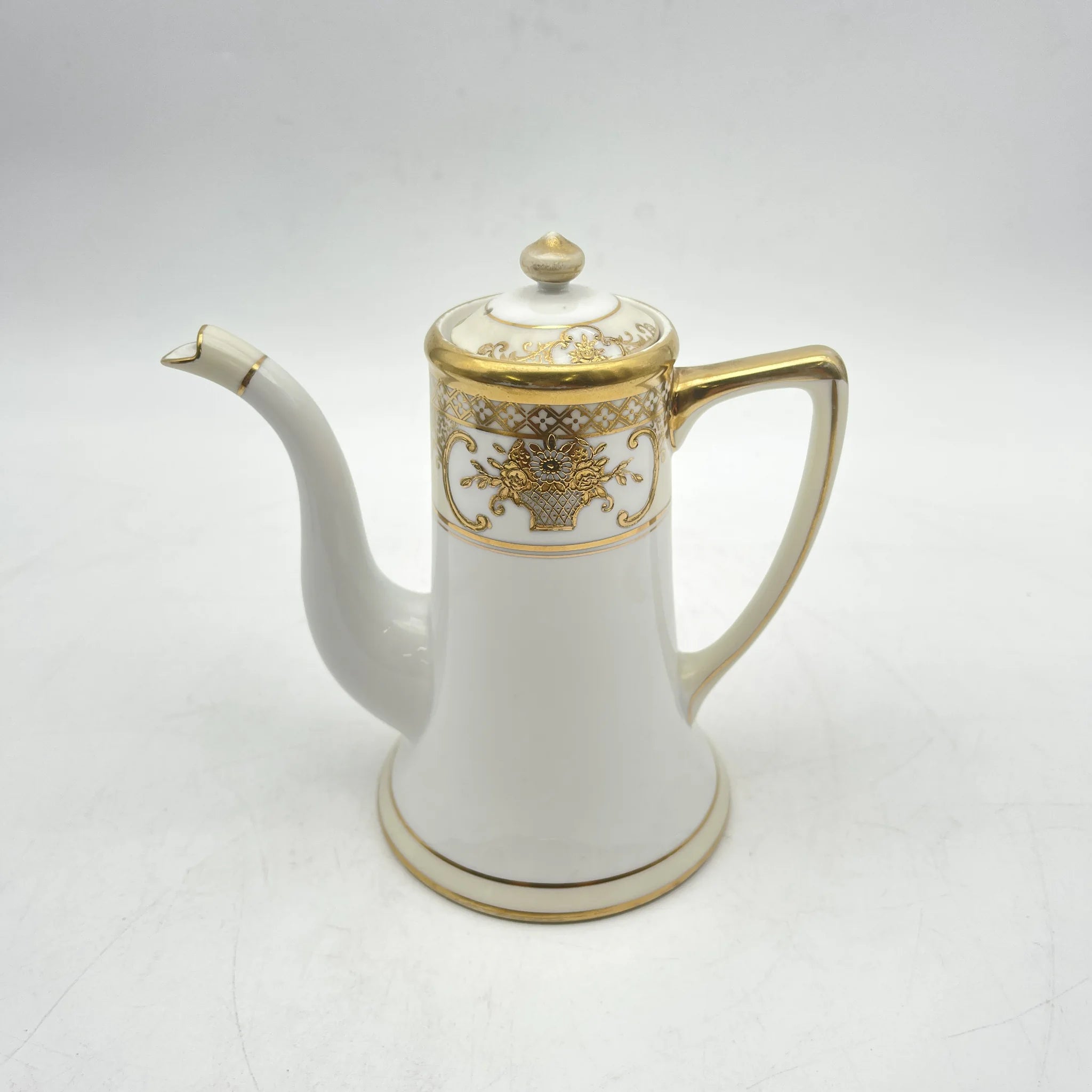 Noritake（ノリタケ） / コーヒーポット / 1920s- / 磁器 / 日本 / 金彩花籠紋,薔薇窓絵,盛金エッチング風 / [アンティーク]