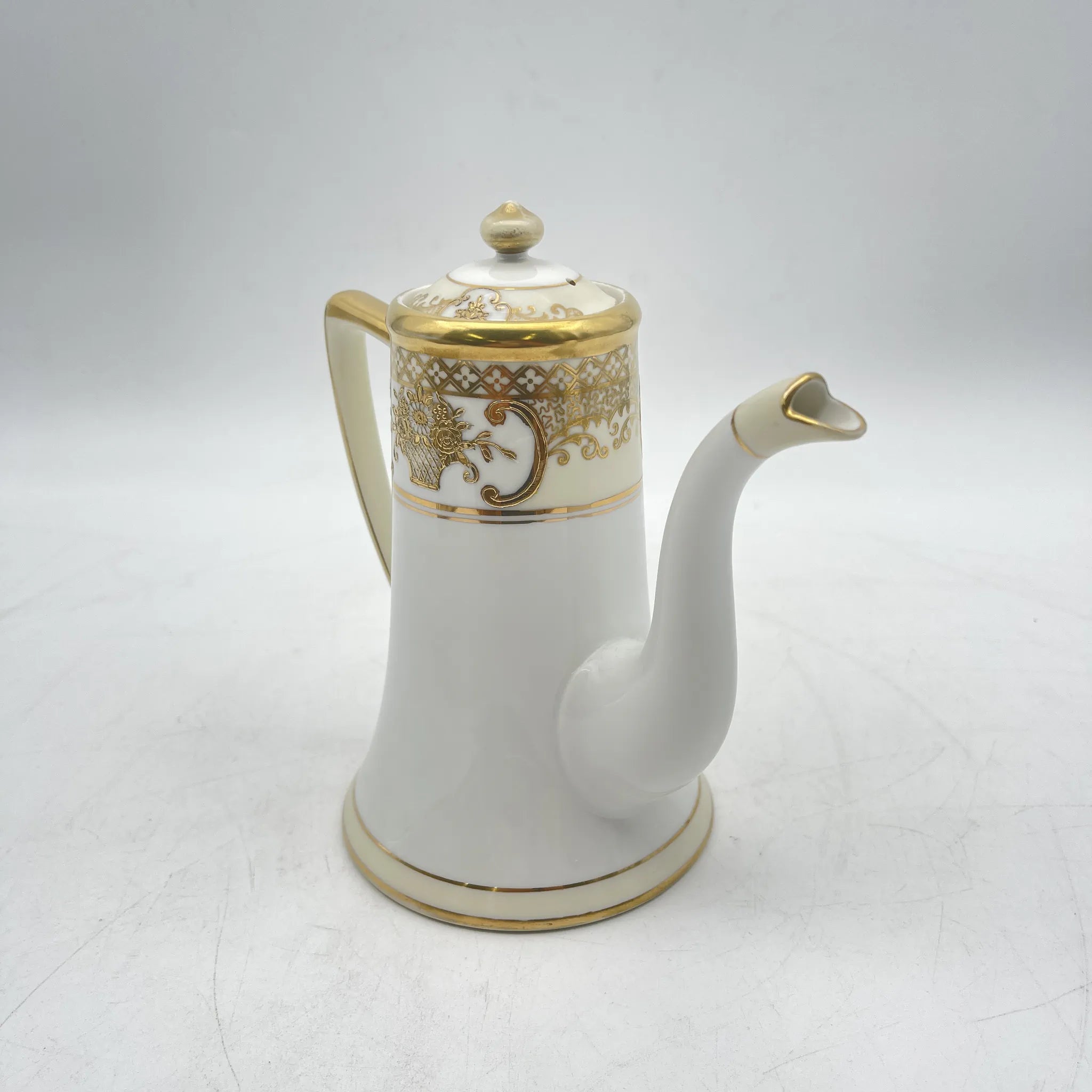 Noritake（ノリタケ） / コーヒーポット / 1920s- / 磁器 / 日本 / 金彩花籠紋,薔薇窓絵,盛金エッチング風 / [アンティーク]