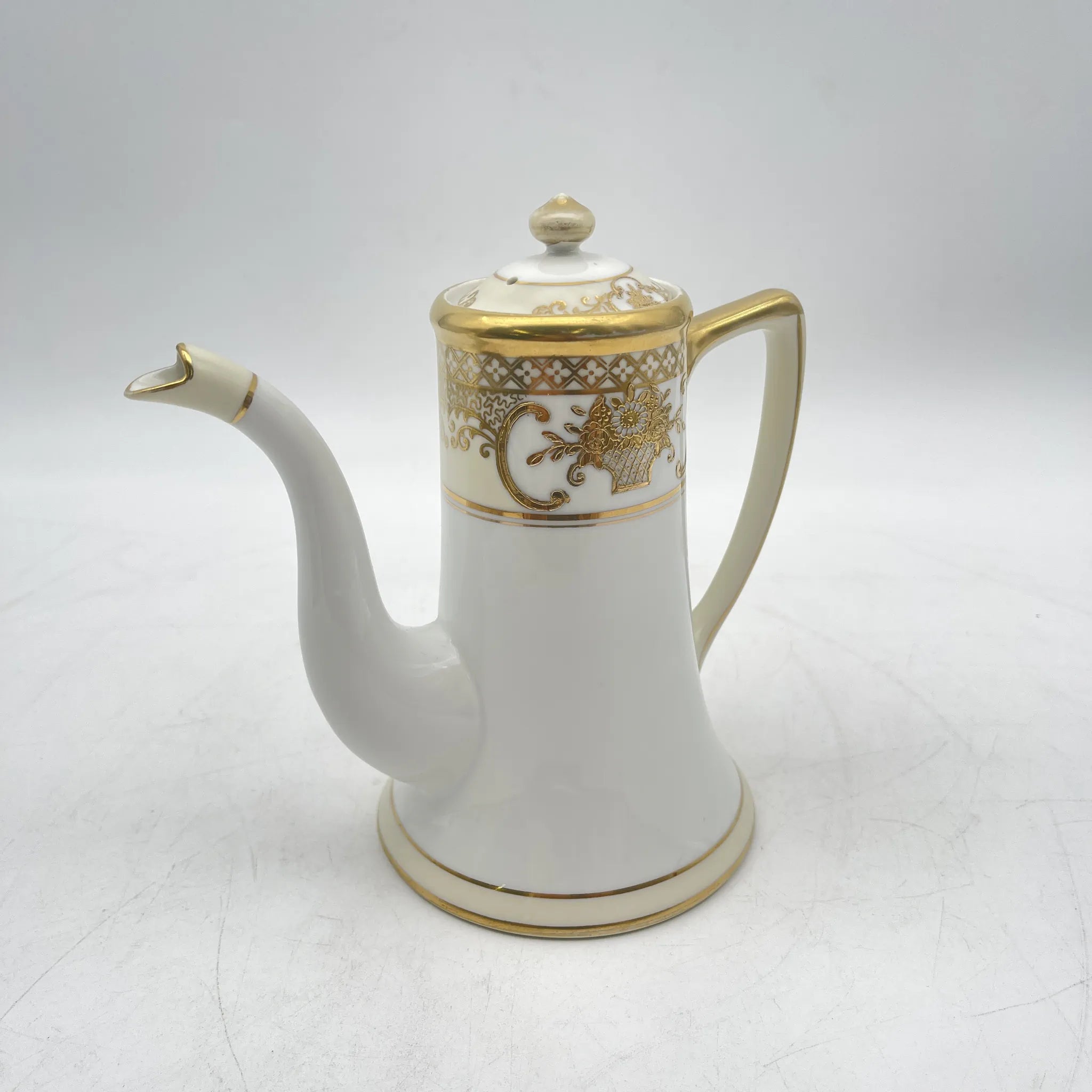 Noritake（ノリタケ） / コーヒーポット / 1920s- / 磁器 / 日本 / 金彩花籠紋,薔薇窓絵,盛金エッチング風 / [アンティーク]
